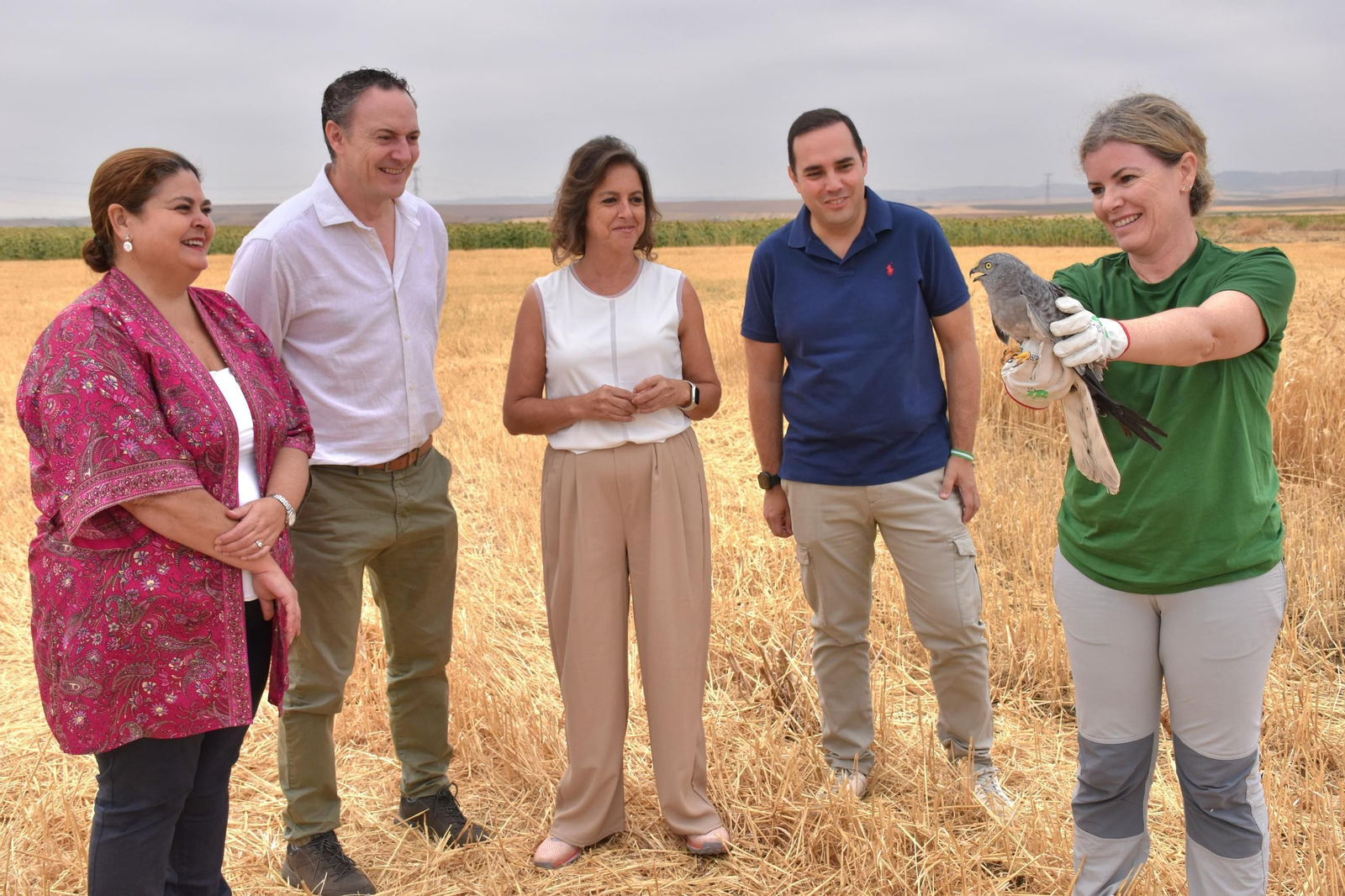 La consejera, Catalina García, durante la suelta en libertad del aguilucho cenizo en Gerena.
