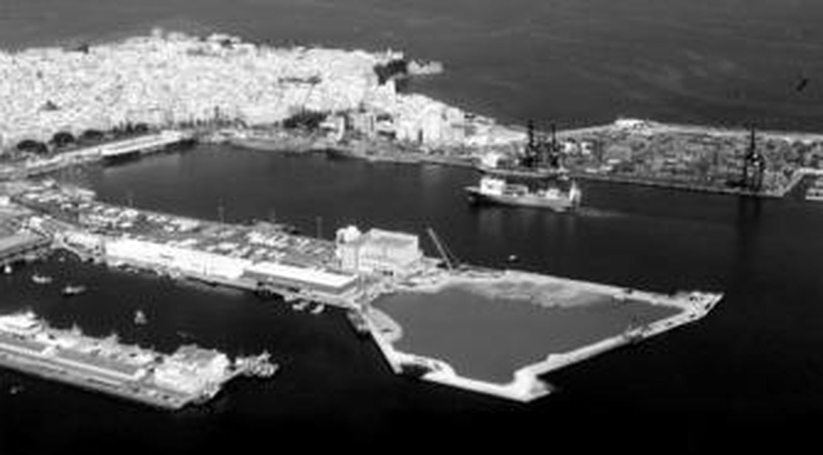 Vista aérea de las obras de ampliación del muelle Marqués de Comillas.