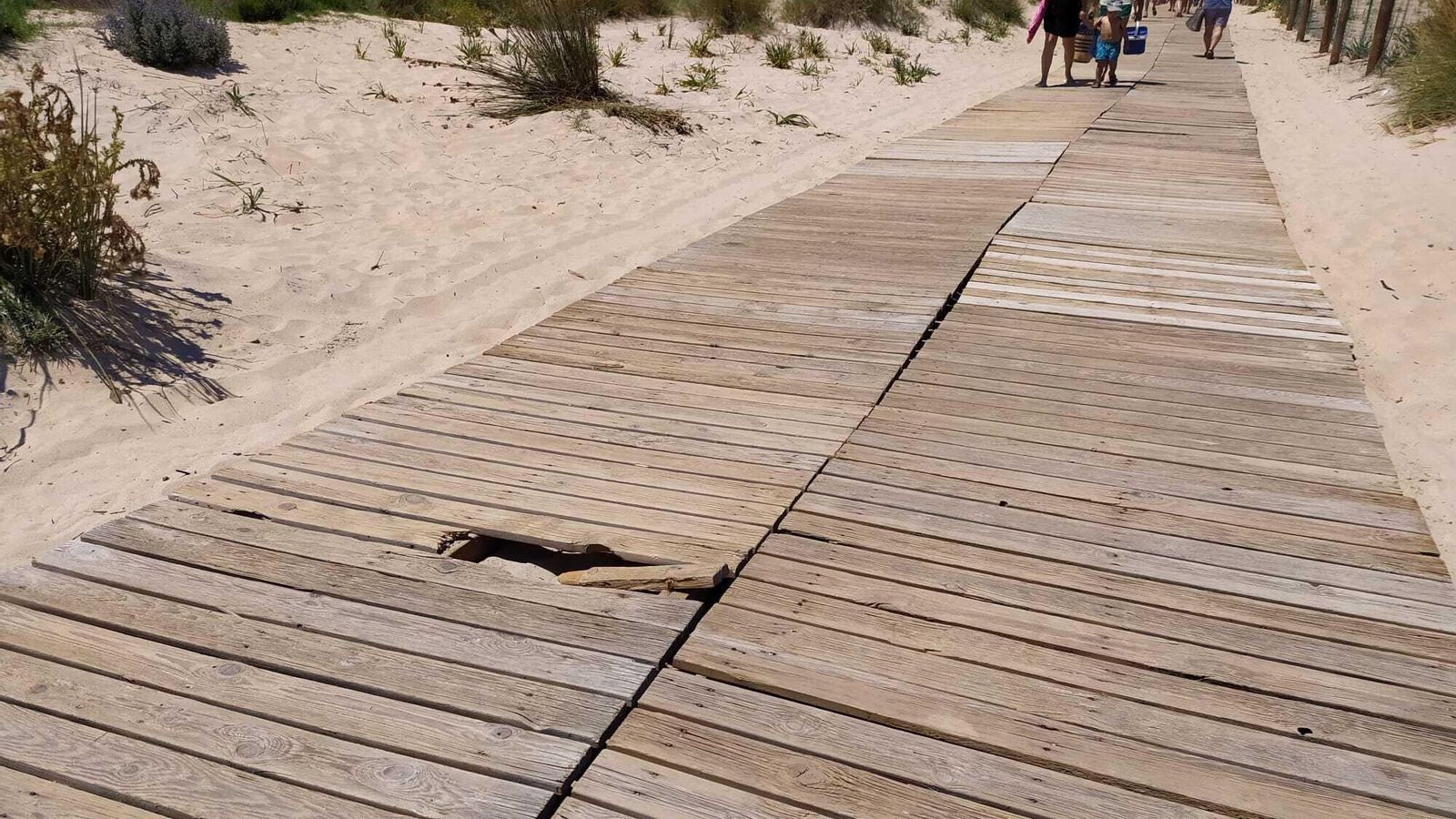 Más desperfectos en la pasarela, que ha sido reparada esta misma semana.