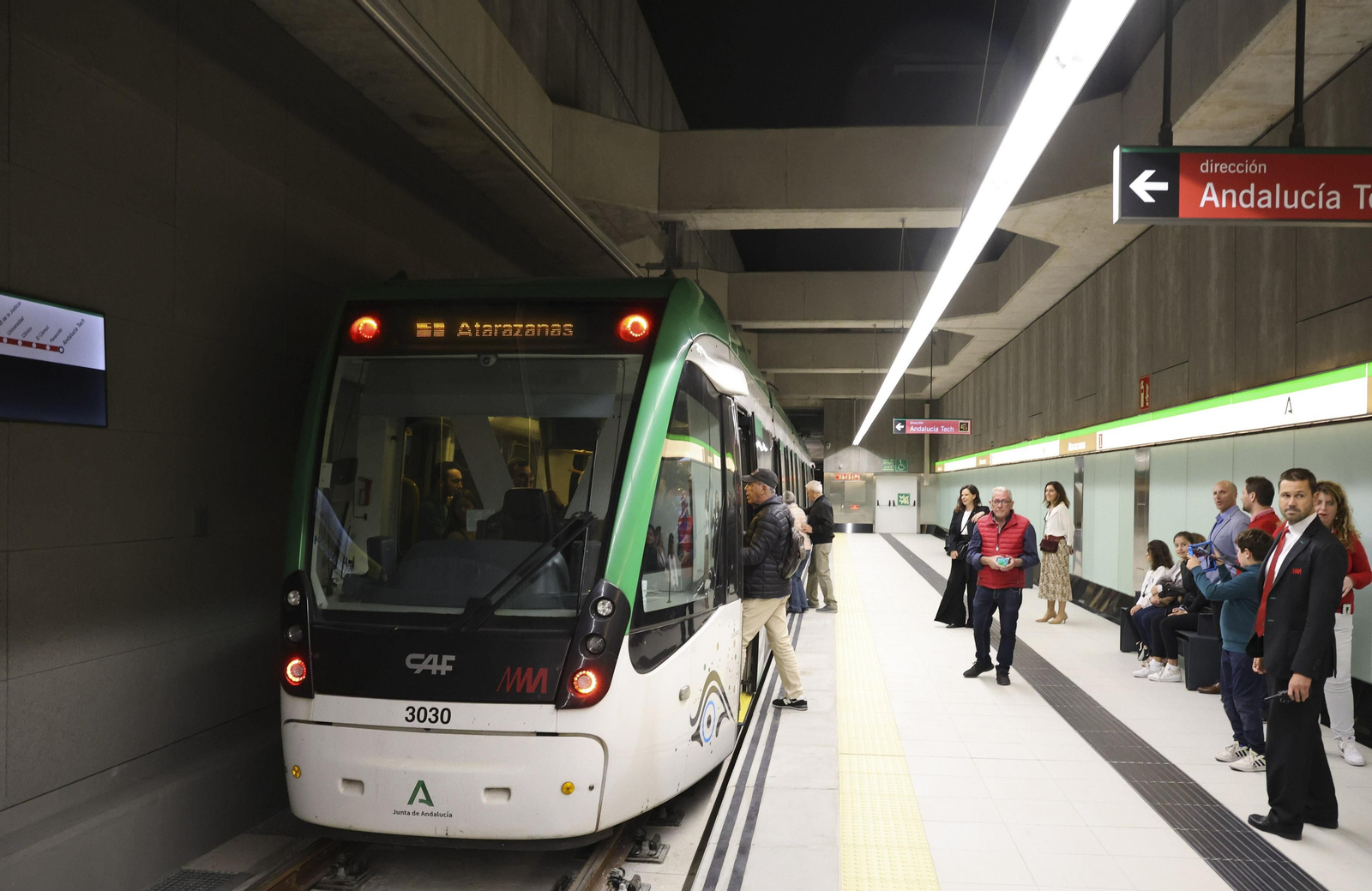 Los primeros trayectos en el Metro de Málaga desde Atarazanas y Guadalmedina, en fotos