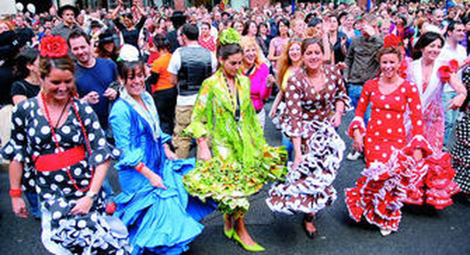 Cientos de personas bailan sevillanas en Regent Street, en un anterior récord Guinness logrado en Londres.