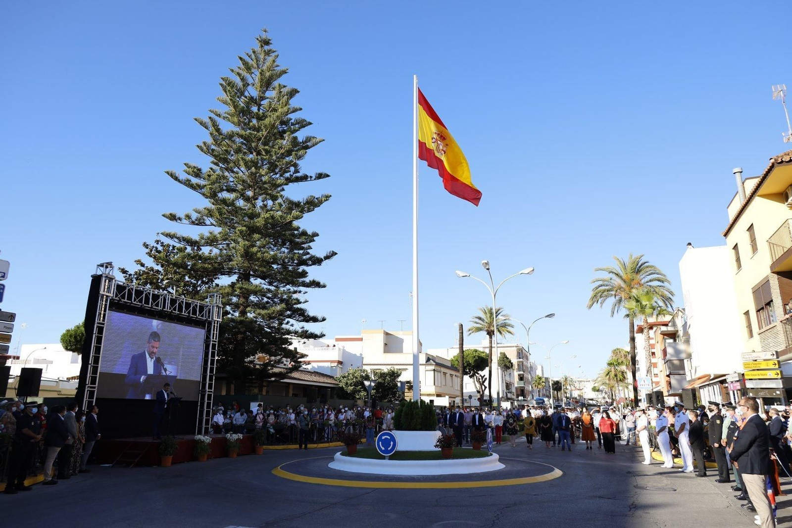 Un momento de la intervención del alcalde de Rota en el acto de homenaje, con la bandera de España ya ondeando en la rotonda.