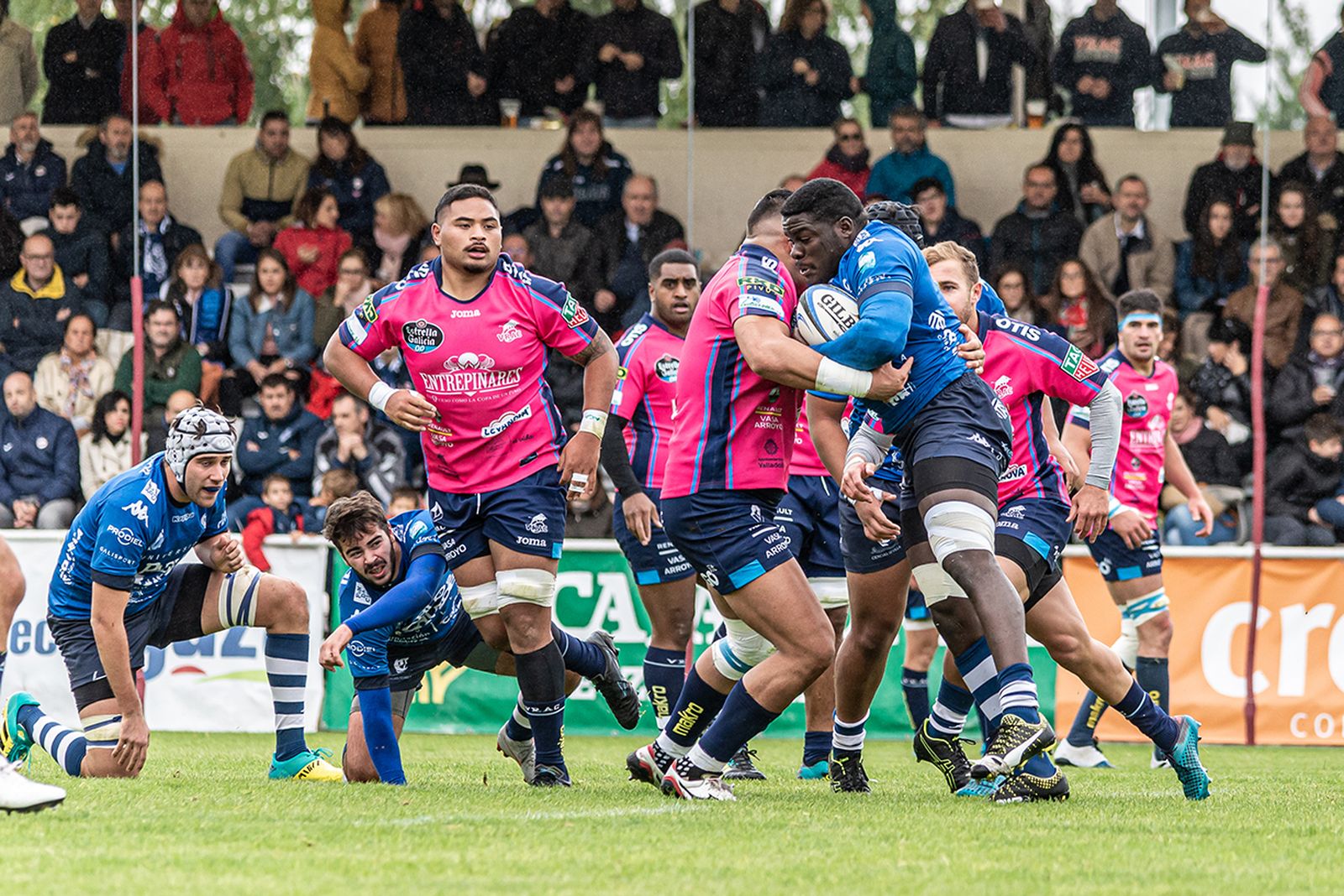 Emmanuel Bobo intenta avanzar frente a la defensa vallisoletana.