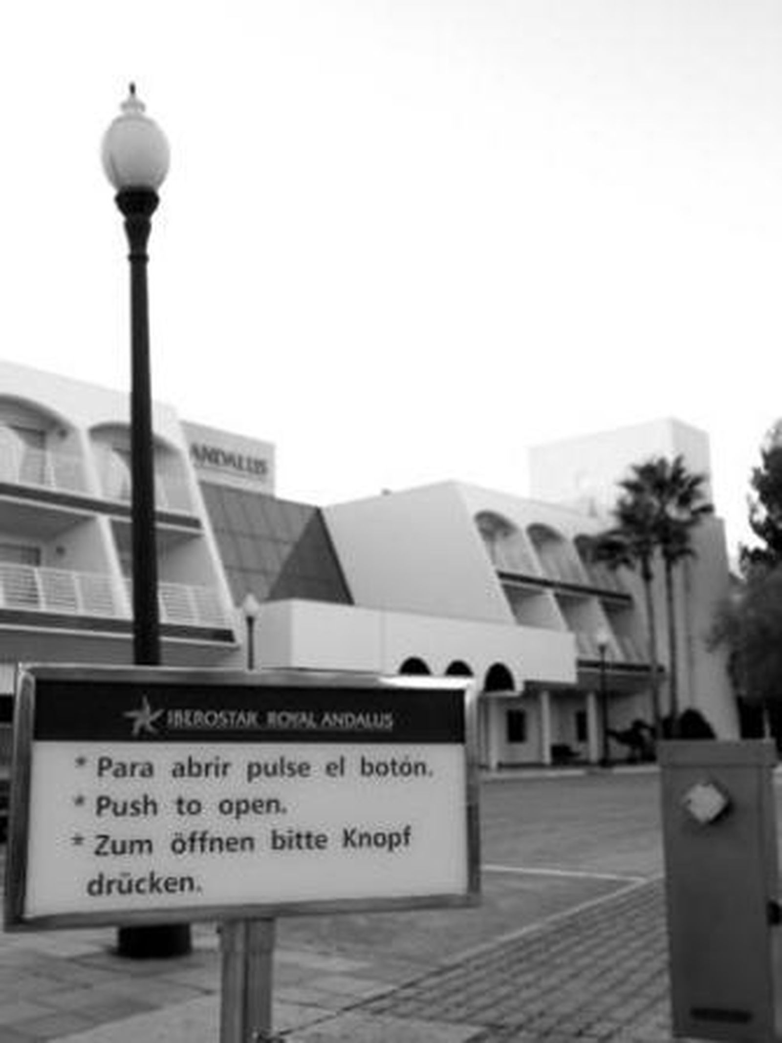 Entrada del aparcamiento del hotel Iberostar Royal Andalus, en el Novo Sancti Petri.
