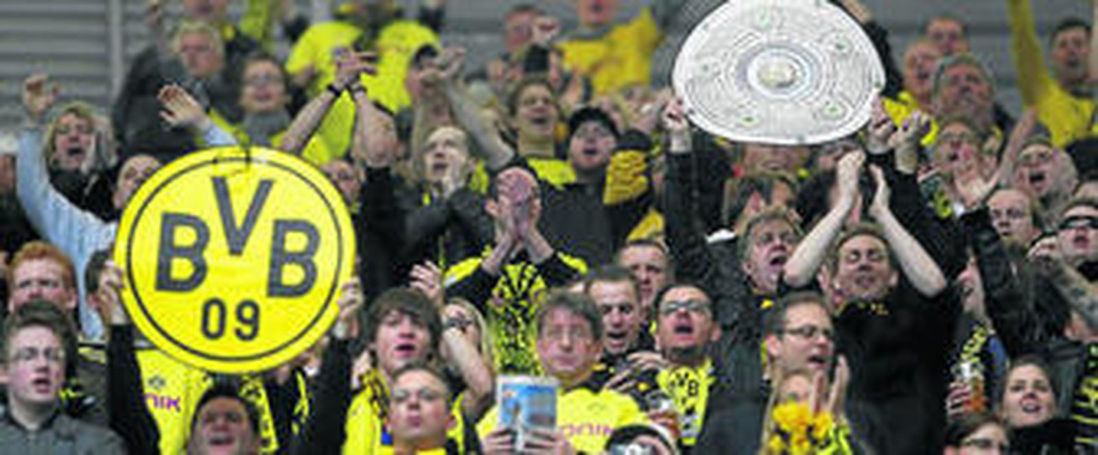 Los hinchas del Borussia Dortmund aplauden cuando conquistar el título de la pasada Liga alemana.