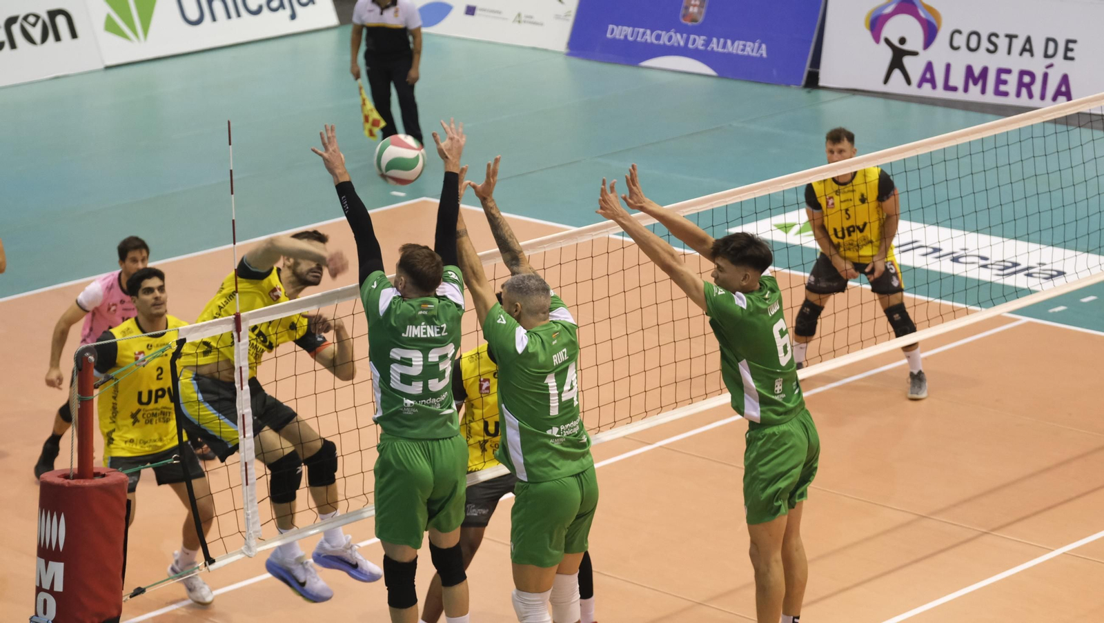 Los jugadores del conjunto ahorrador intentan realizar un bloqueo durante un partido de la presente temporada en el Moisés Ruiz.