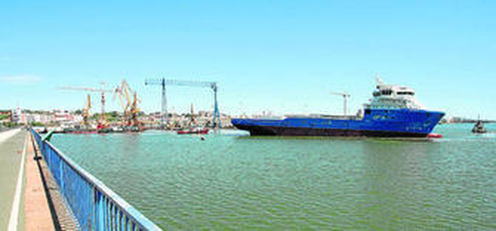 1. Momento de la botadura del 'Oceanic III', poco después de las cuatro de la tarde de ayer. 2. Un remolcador empuja el buque para colocarlo tras su salida de la grada. 3. El barco permanecerá un par de semanas en las instalaciones de Astilleros Cotnsa Huelva, en un muelle. 4. Otro de los barcos en los que se está trabajando, un catamarán para el transporte de pasajeros entre Ibiza y Formentera al que se le ha cambiado el sistema de propulsión. 5. El tercer buque en carga es un oceanográfico del Gobierno marroquí, al que se le ha hecho una revisión general y repasado la electrónica.