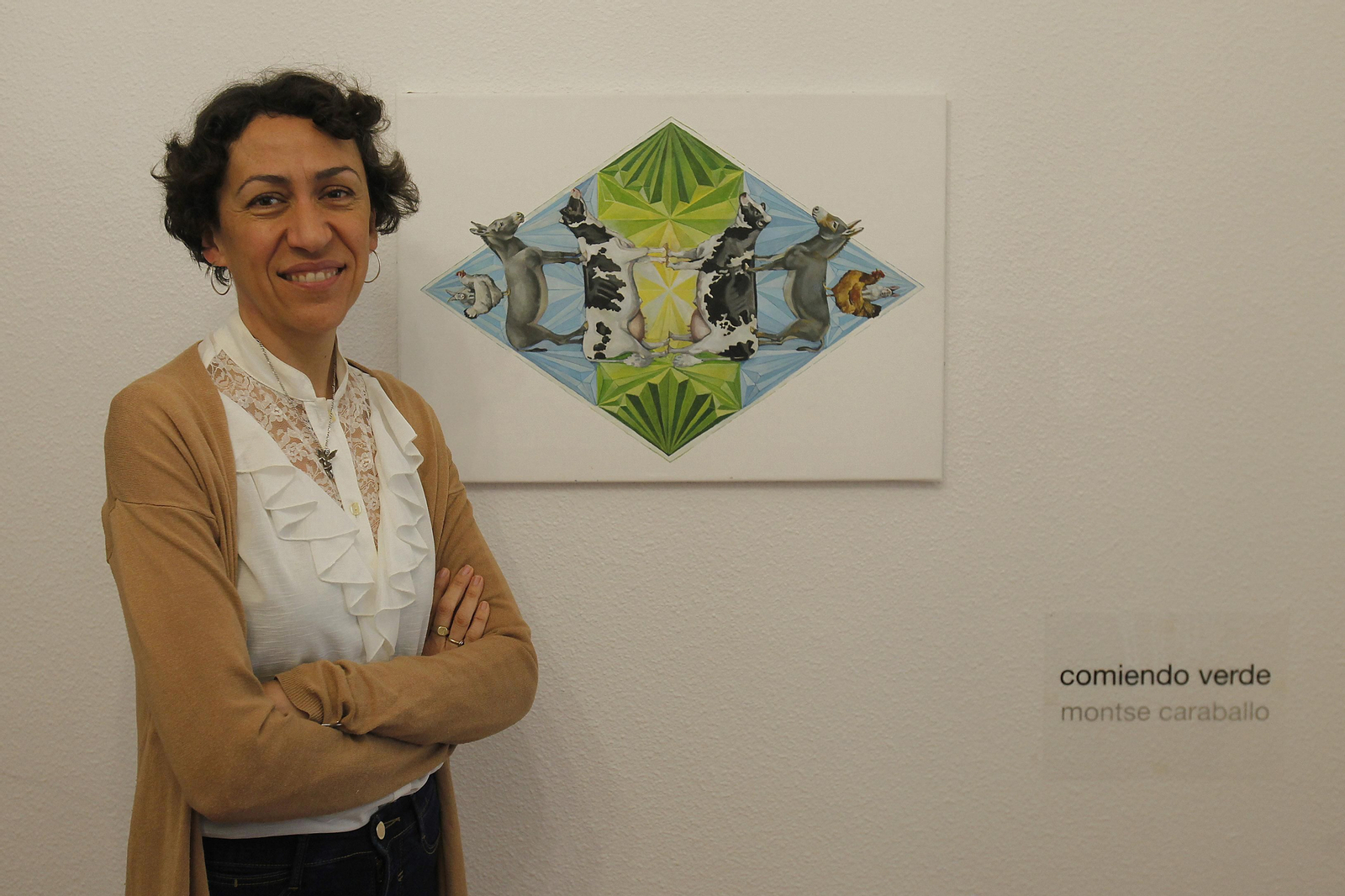 Montse Caraballo (Sevilla, 1977) junto a la obra 'Equilibrio verde'.