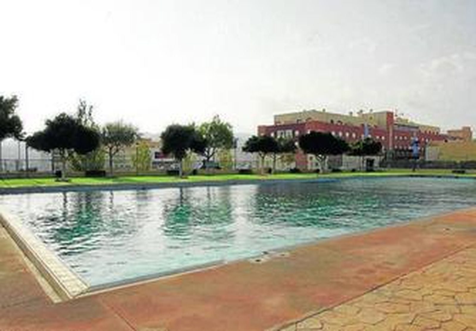 Al estar llena de agua se ocultan los desniveles de la piscina.