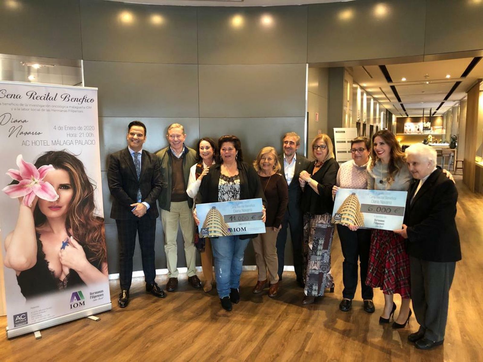 Diana Navarro y su hermana Encarni hacen entrega de los cheques a representantes de AIOM y las Hermanas Filipenses en presencia de Jorge González