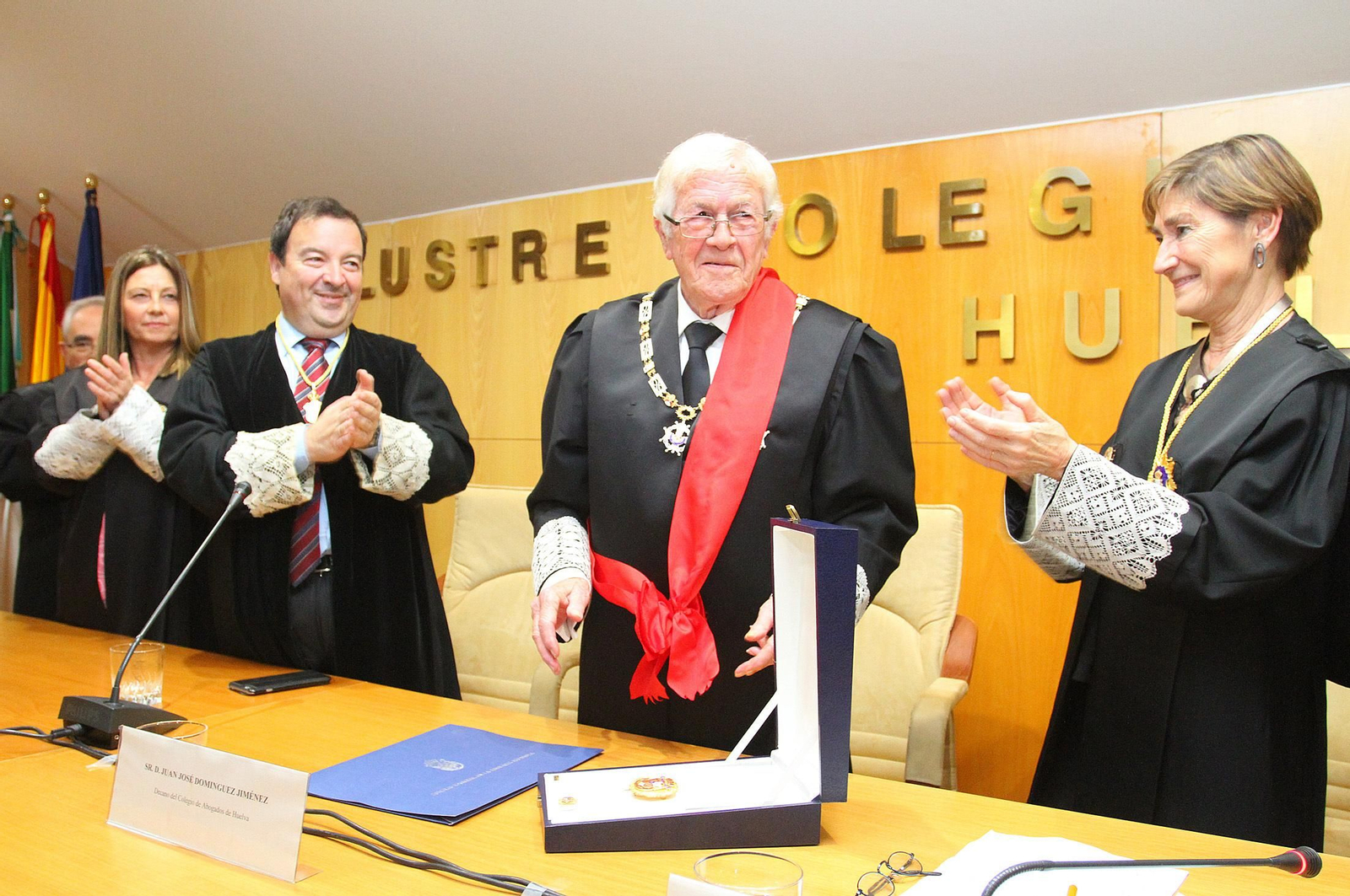 Luis Fernández Arévalo y Victoria Ortega aplauden a Domínguez tras la imposición de la condecoración.
