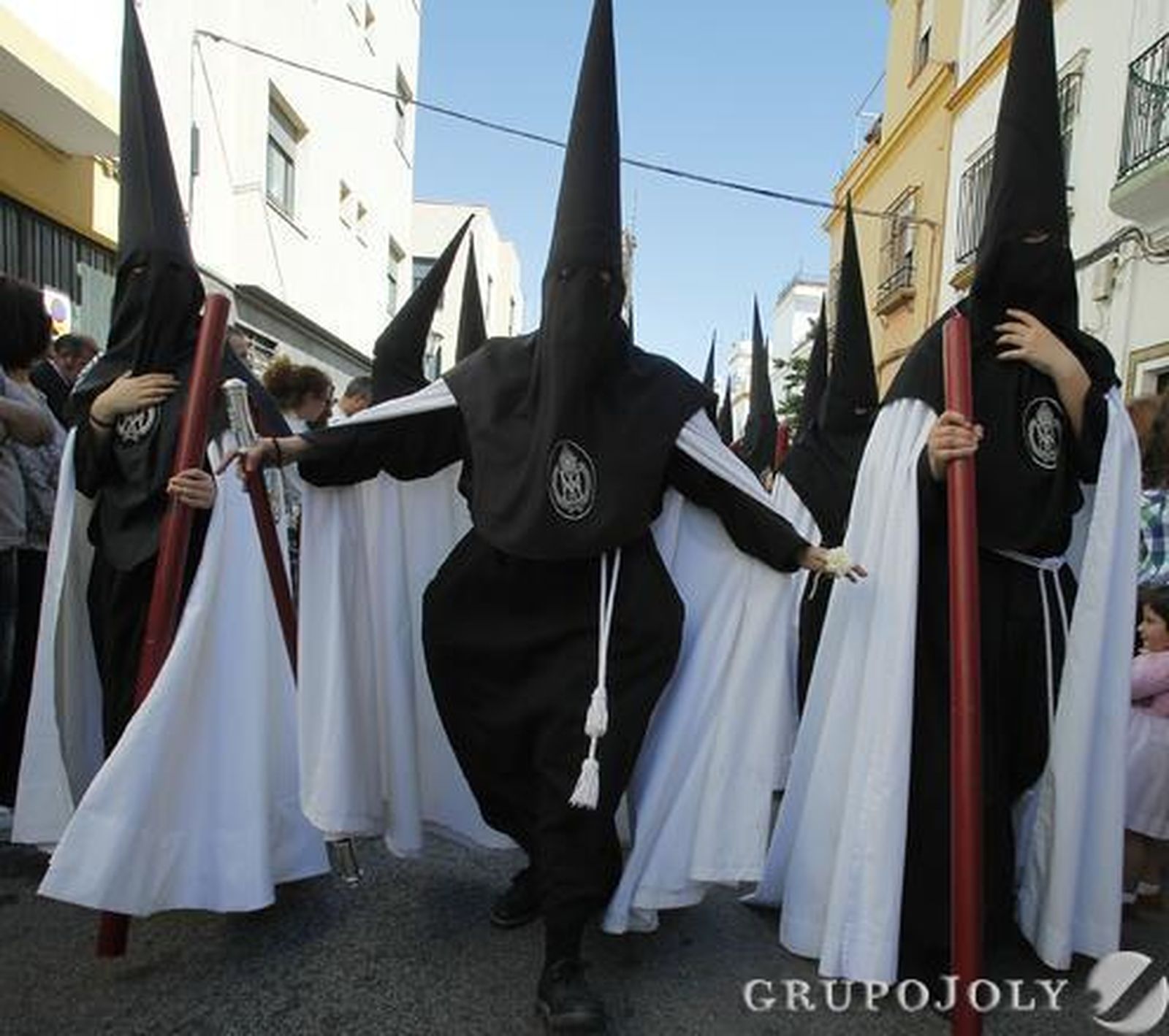 Nazarenos de la Sed, por el barrio de Nervión. / José Ángel García
