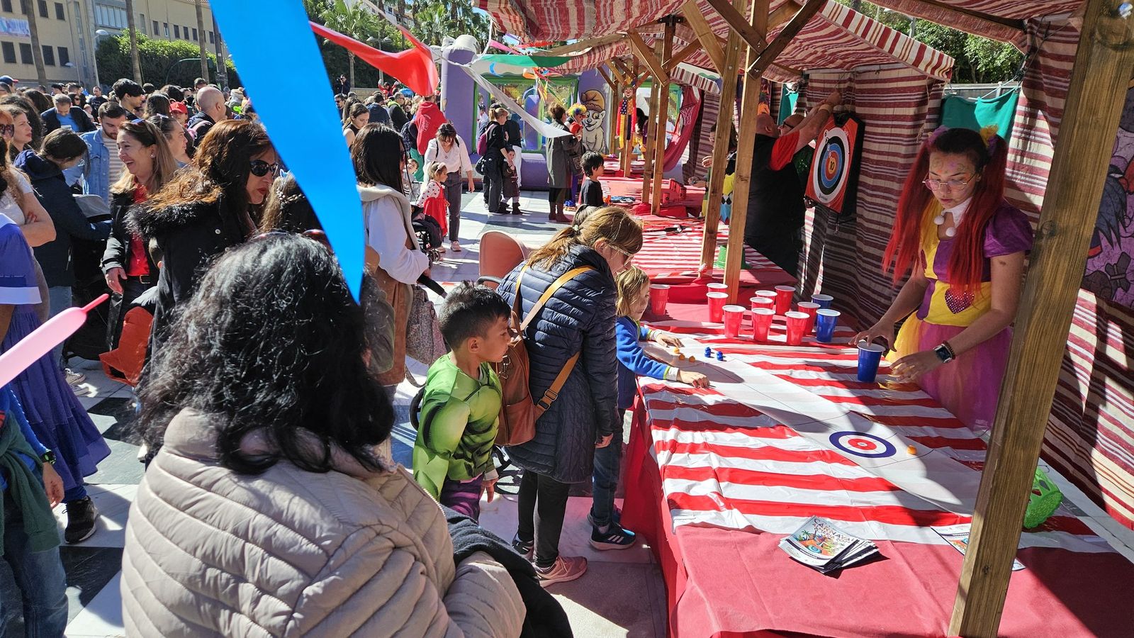 El tradicional mercado de Carnaval en la Rambla.