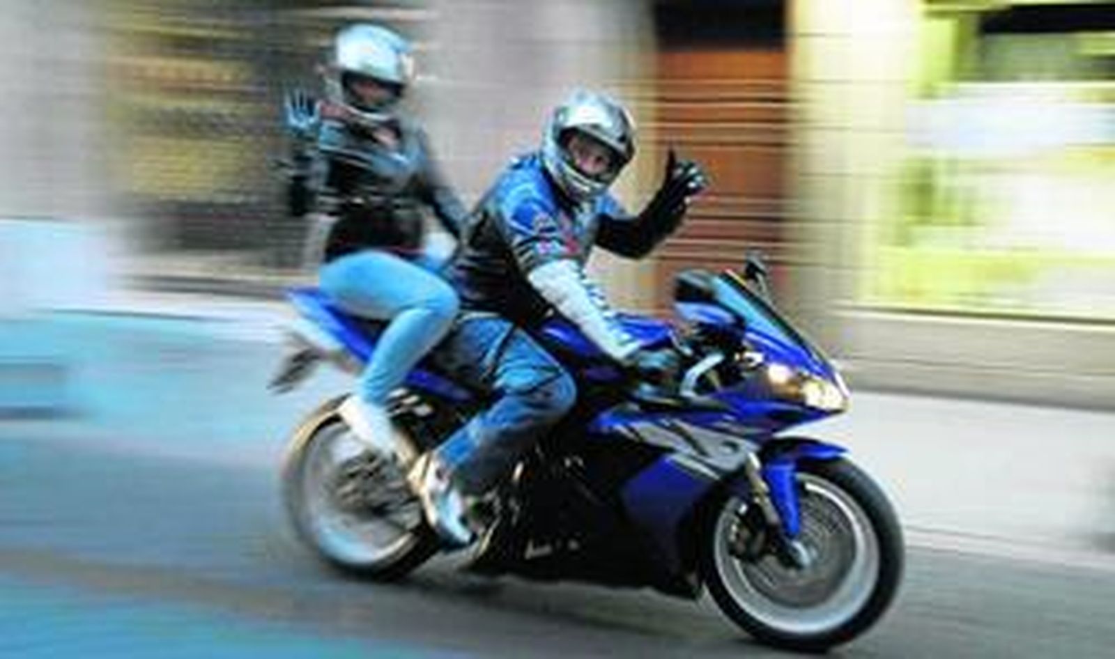 Dos motoristas, en la tarde de ayer por la calle Larga.