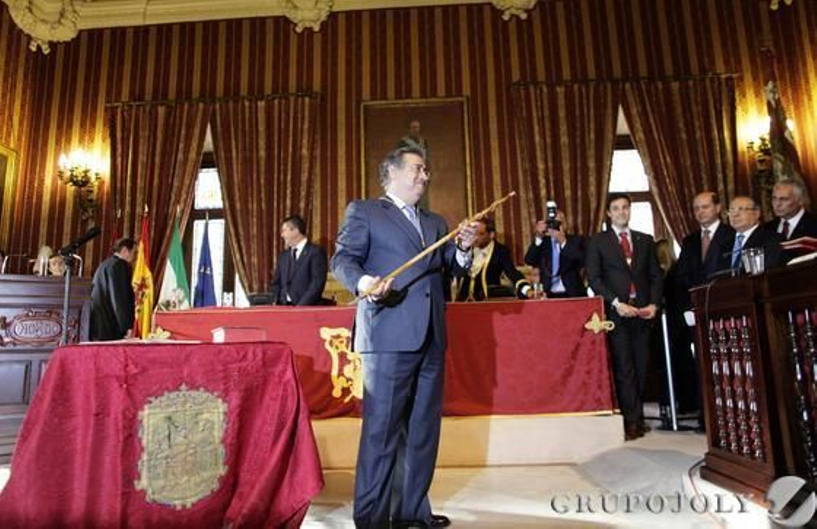 Zoido, con el bastón de mando.

Foto: Antonio Pizarro - Manuel Gómez