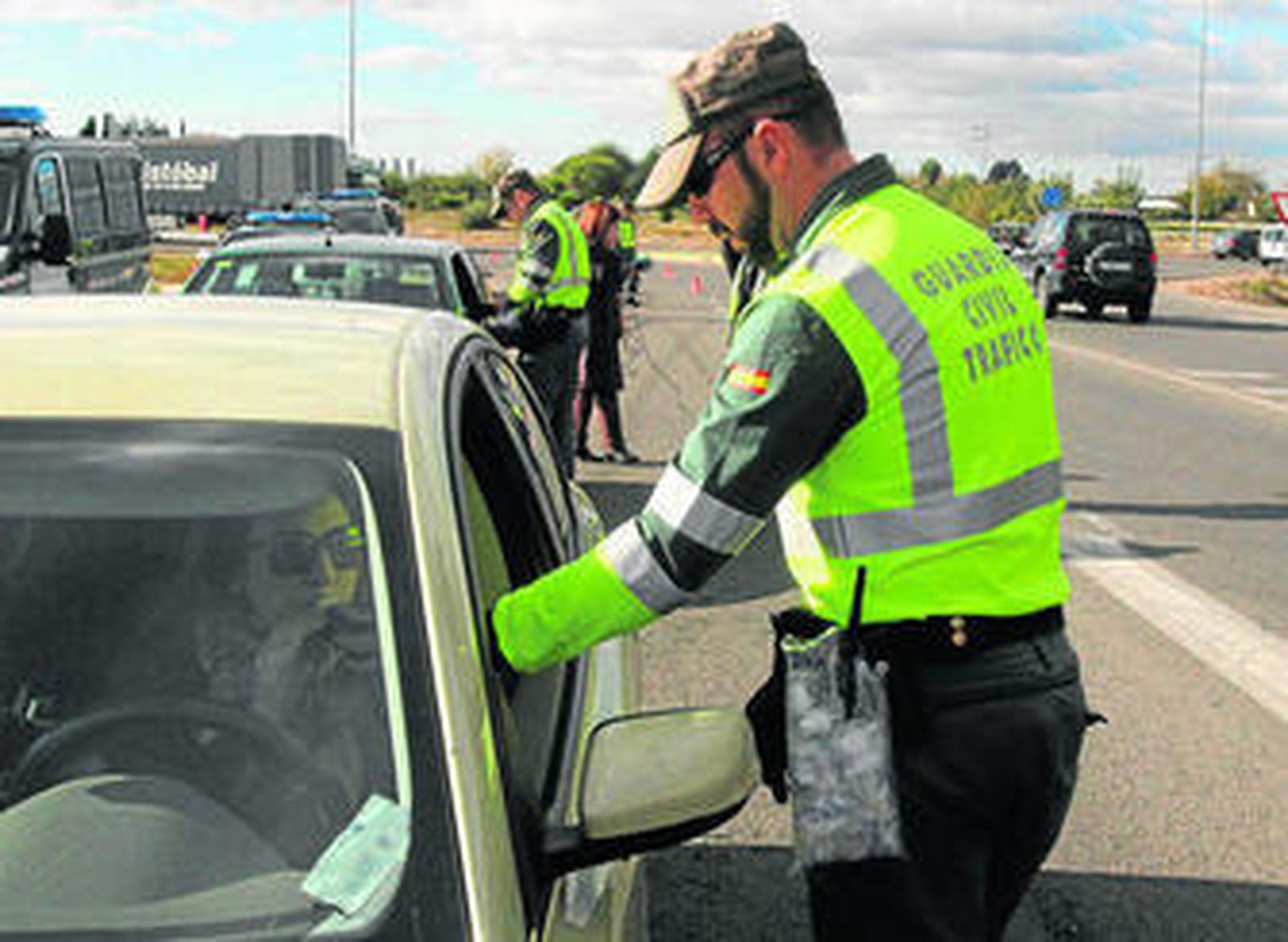 Un guardia civil, en un control de alcoholemia.