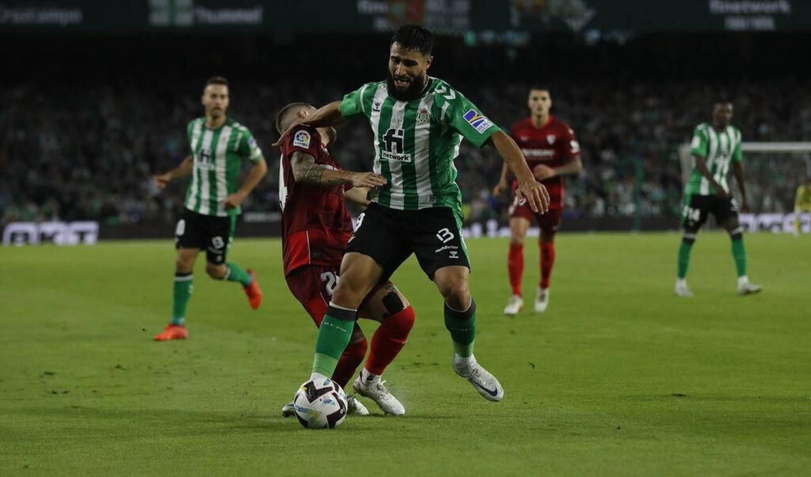 Fekir golpea en la cara a Papu Gómez al final de la larga primera parte.