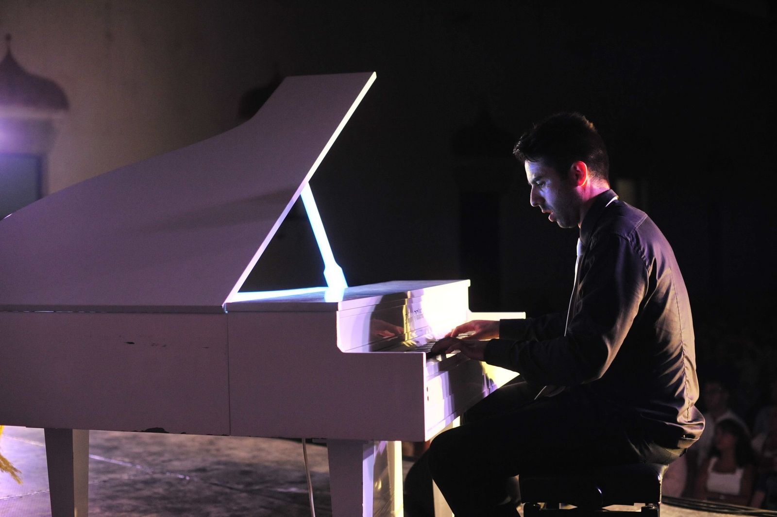 El pianista Diego Valdivia  durante el concierto que ofreció en el Castillo de San Romualdo.