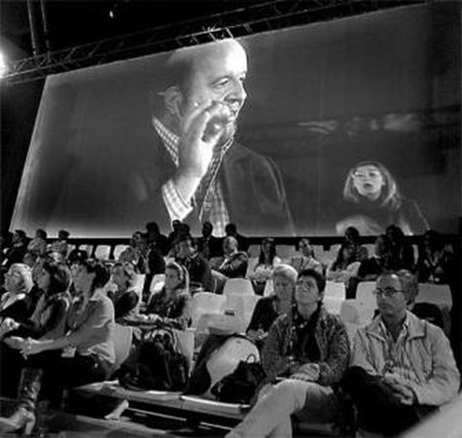 El debate fue seguido con interés por los asistentes.