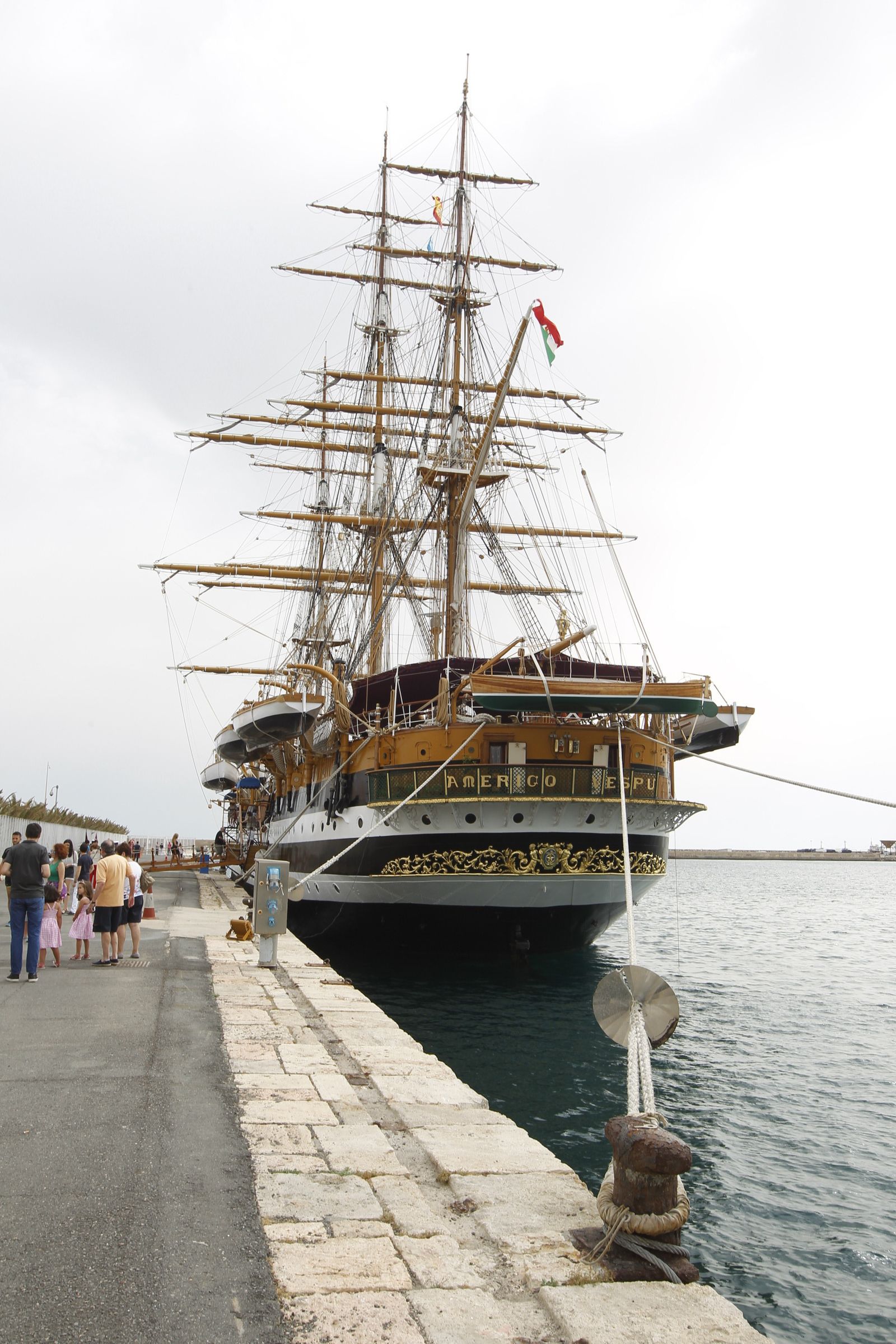 Buque escuela italiano abre sus puertas