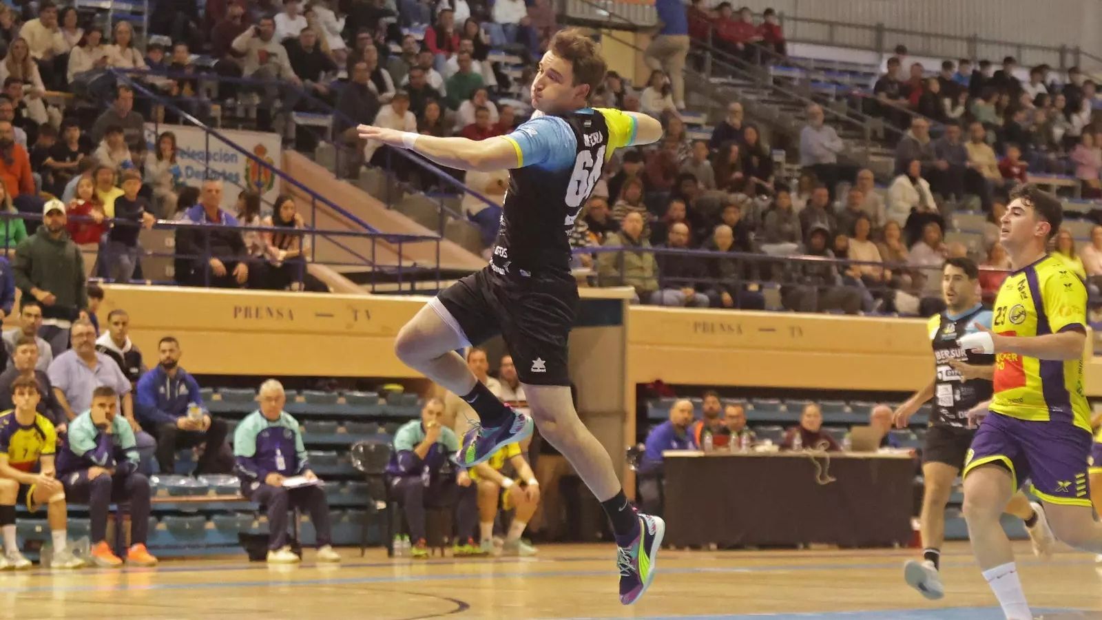 Manel Riera se dispone a lanzar durante un partido