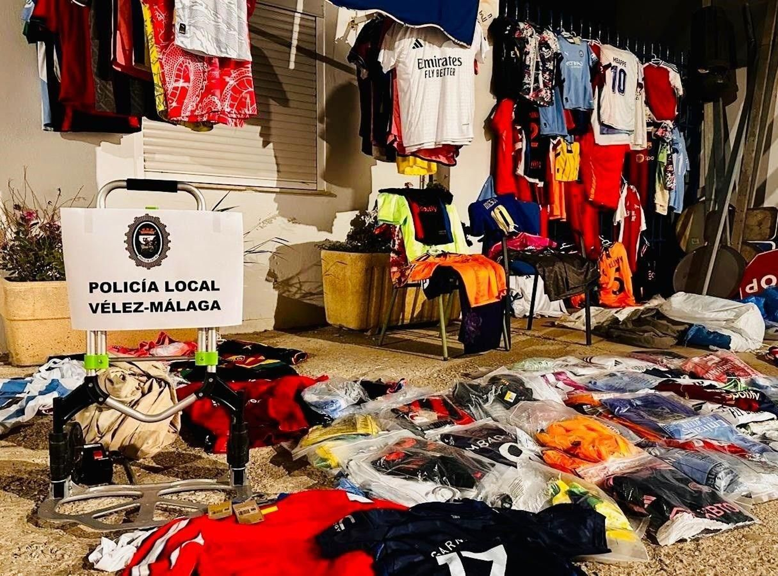 Material incautado por la Guardia Civil en Vélez-Málaga. Material incautado por la Guardia Civil en Vélez-Málaga.