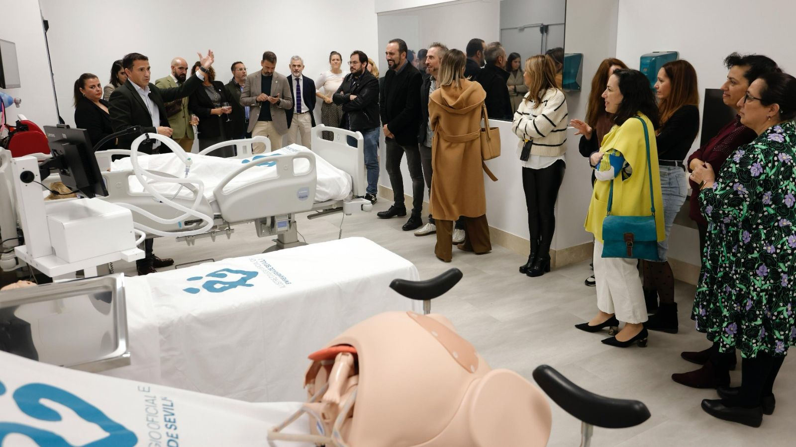 La nueva sala de simulación en el Colegio de Enfermería de Sevilla, durante su presentación a la prensa.