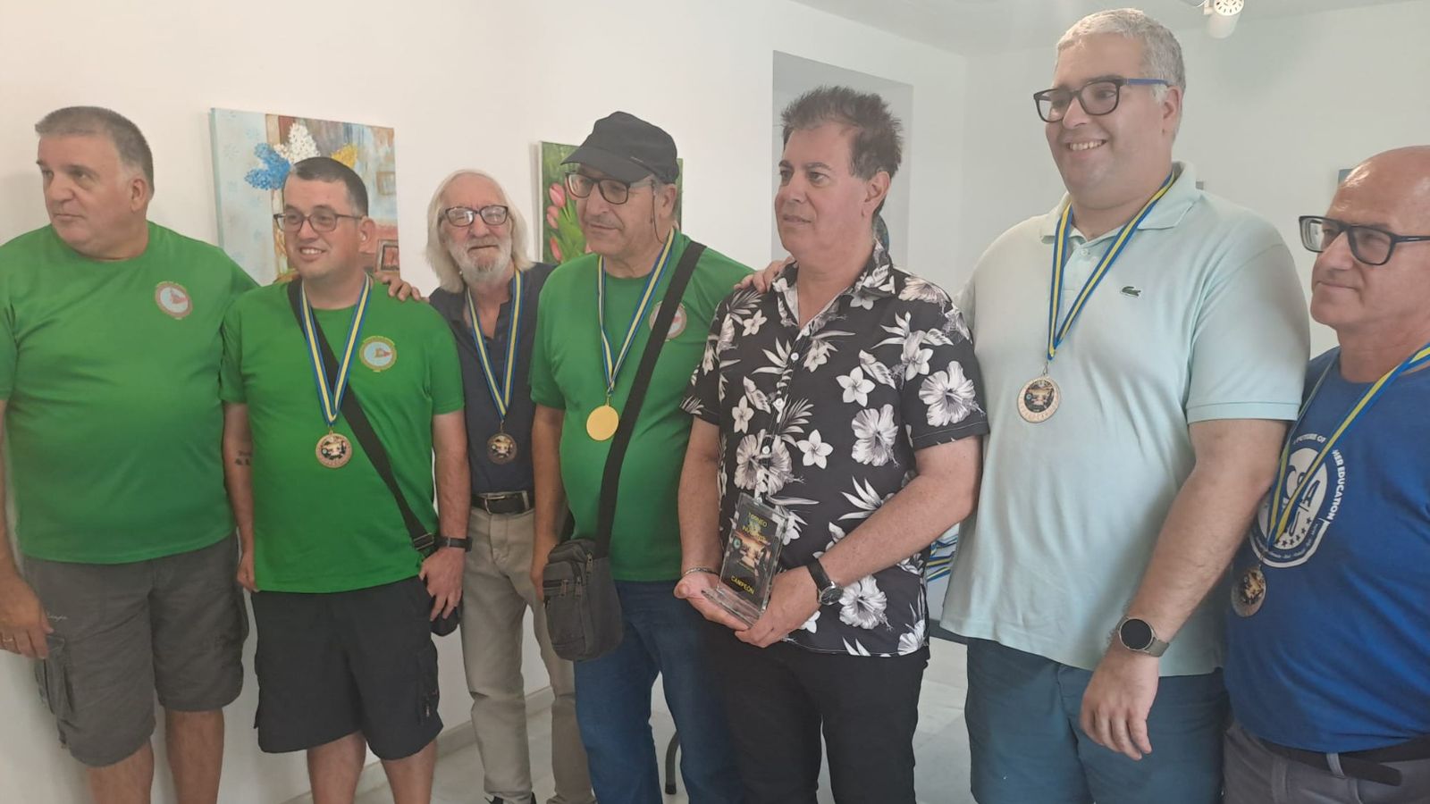 Algunos de los participantes posan con sus medallas.