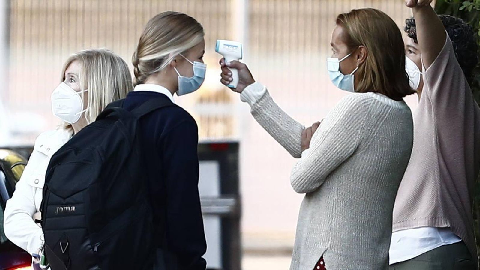 Una profesora toma la temperatura a la princesa Leonor, el lunes, en su primer día de clase.