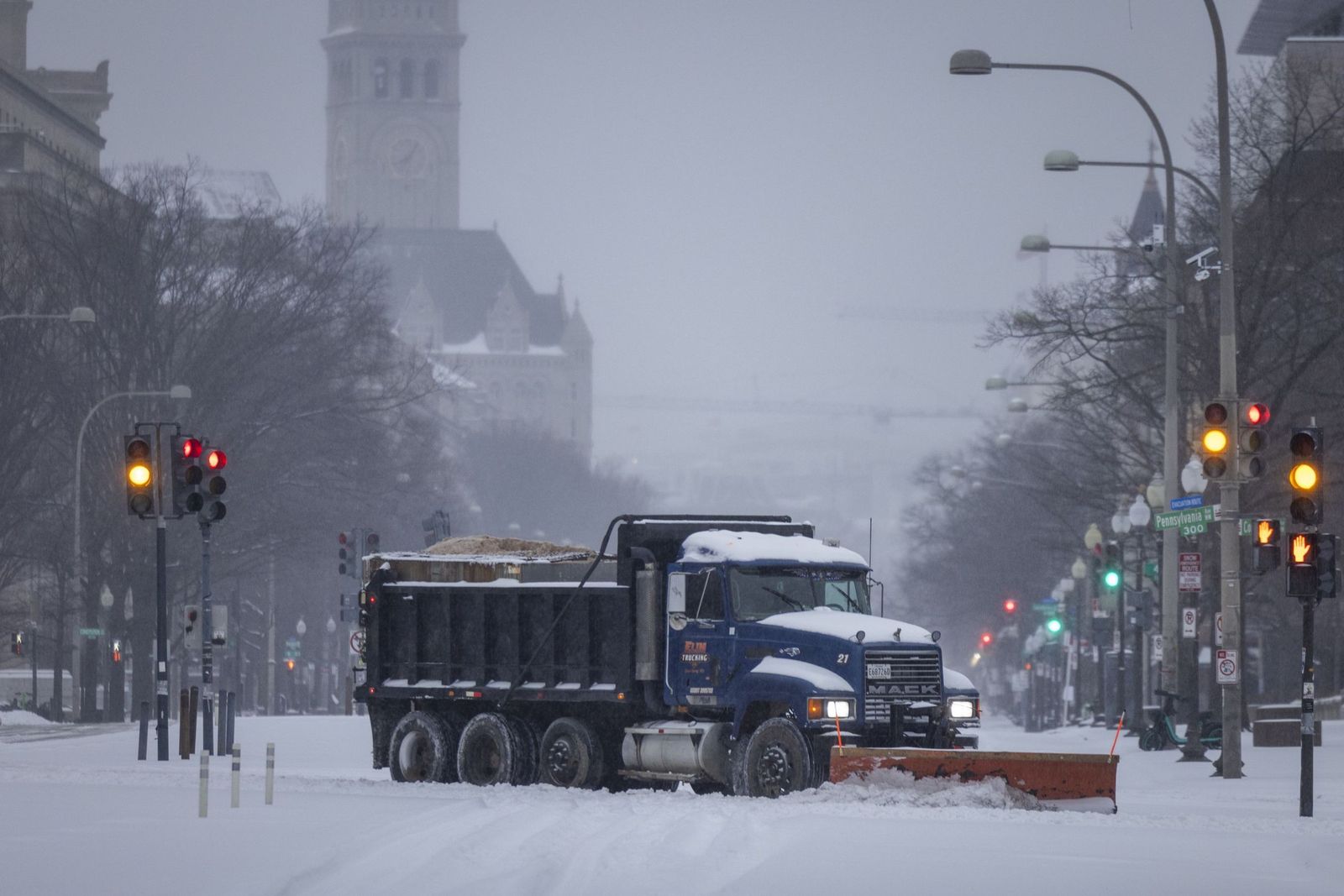 Las gélidas y blancas imágenes que deja la tormenta monstruosa en los EEUU