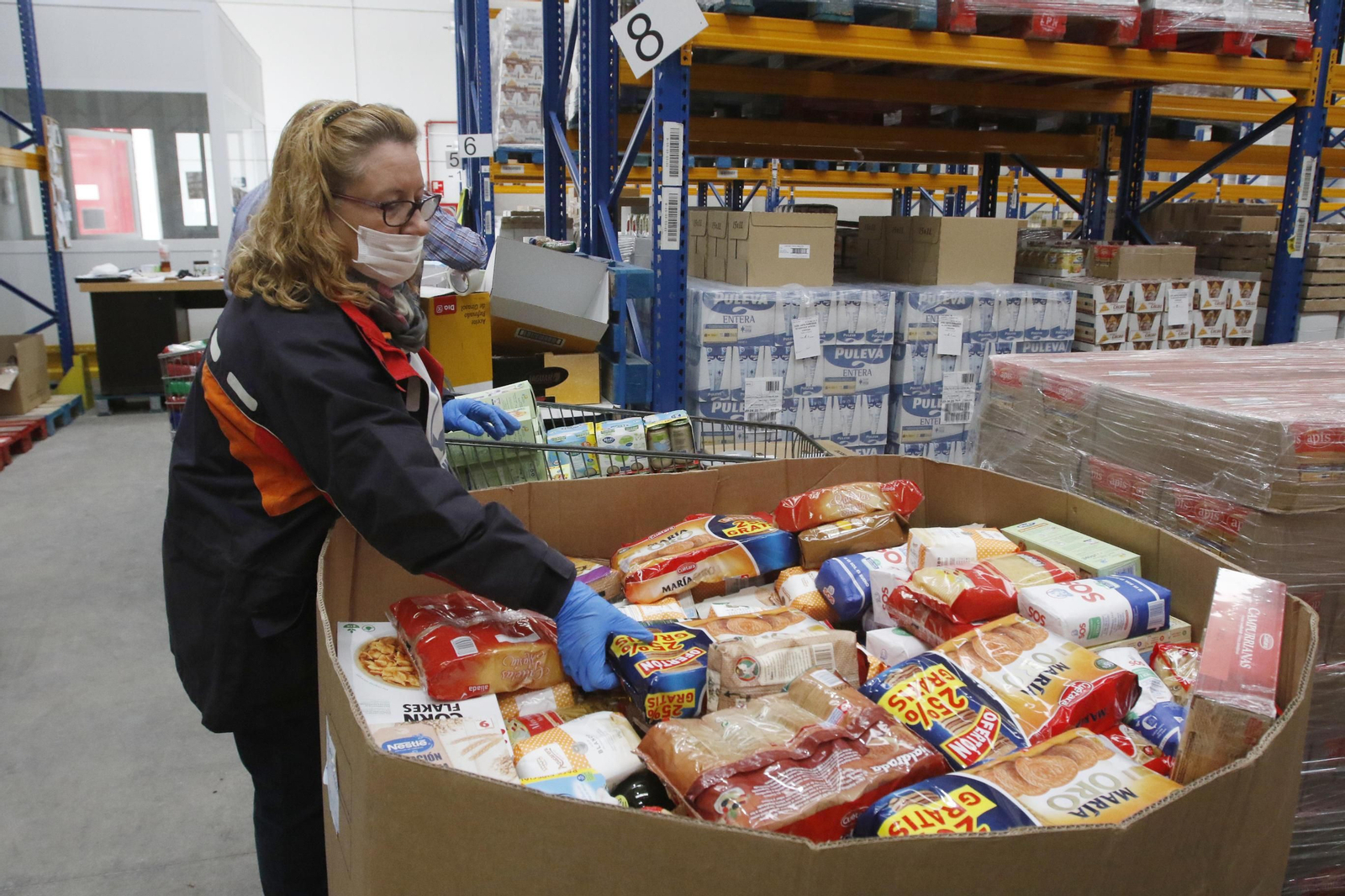 Una voluntaria del Banco de Alimentos Medina Azahara.
