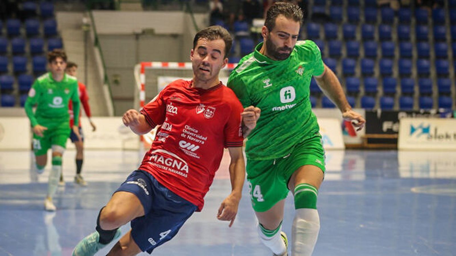 Pedro Toro presiona a Tony en la pelea por un balón.