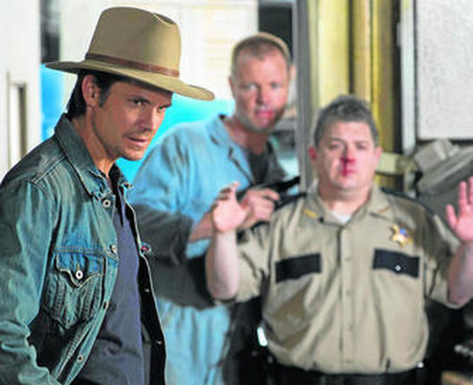 Timothy Olyphant, en primer término, en una escena de 'Justified'.