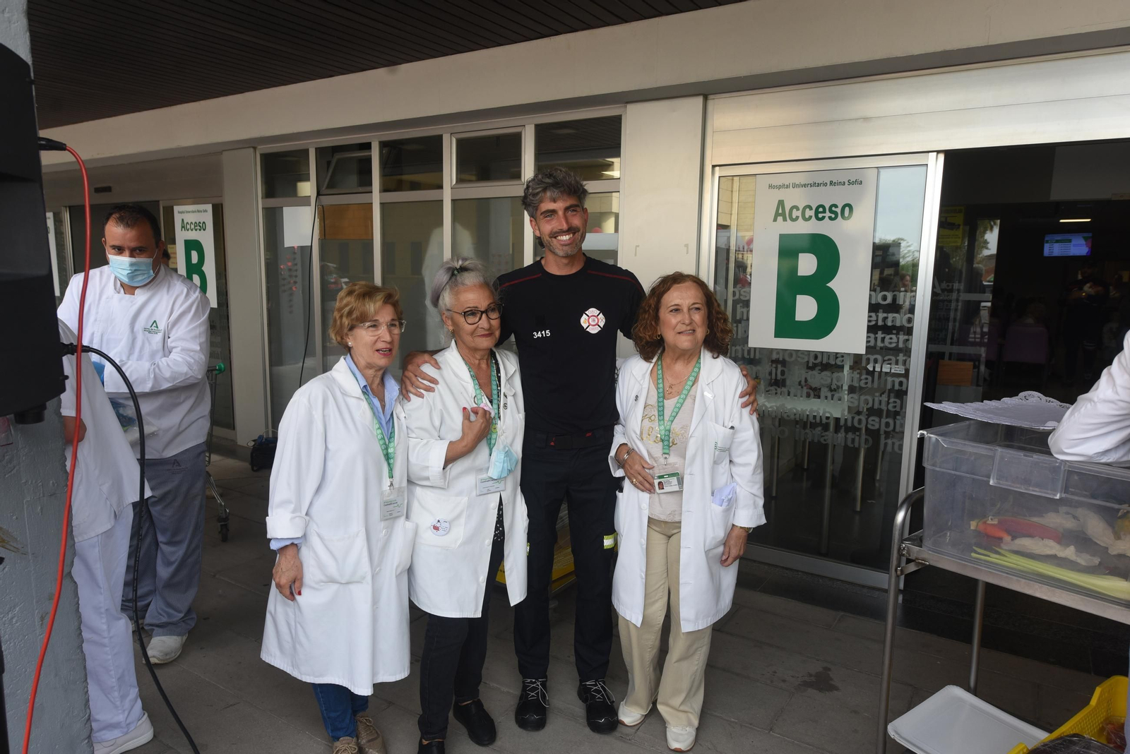 El Reina Sofía celebra el Día del Niño Hospitalizado con la visita de los bomberos, en imágenes