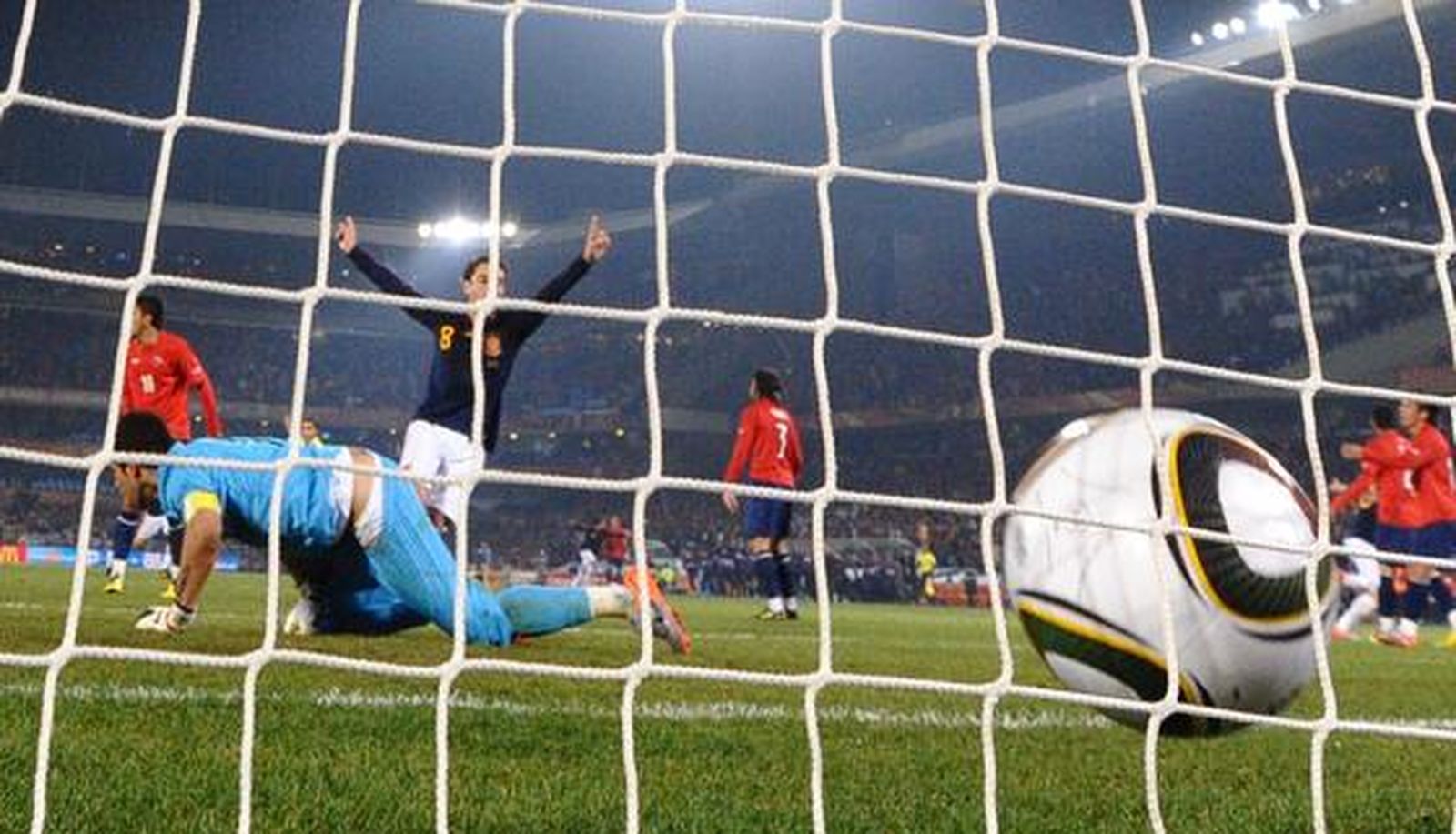 Iniesta puso la tranquilidad tras marcar el segundo. / Reportaje gráfico: EFE, Reuters, AFP.