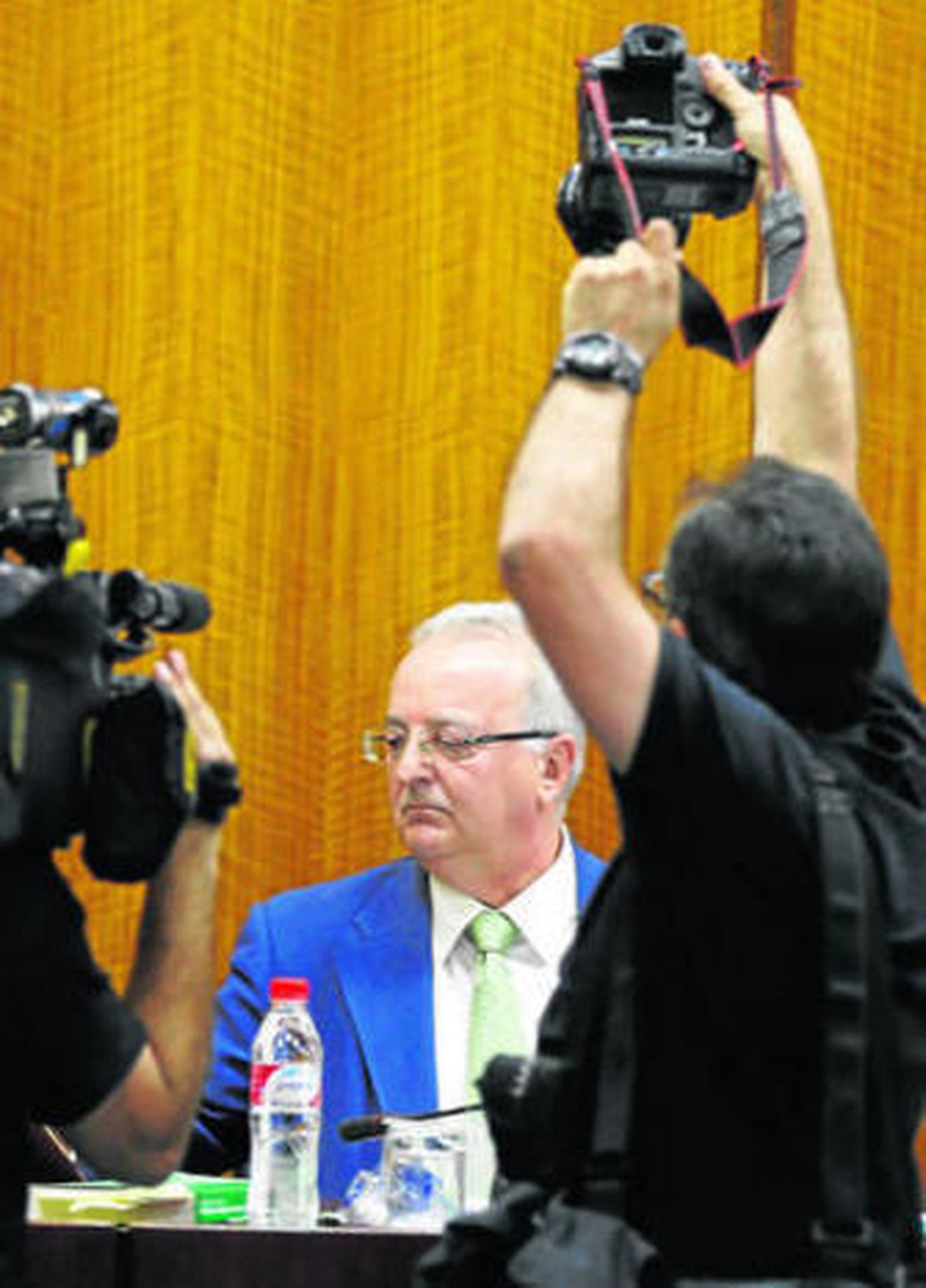 El ex consejero de Empleo Antonio Fernández, durante su comparecencia en la comisión.