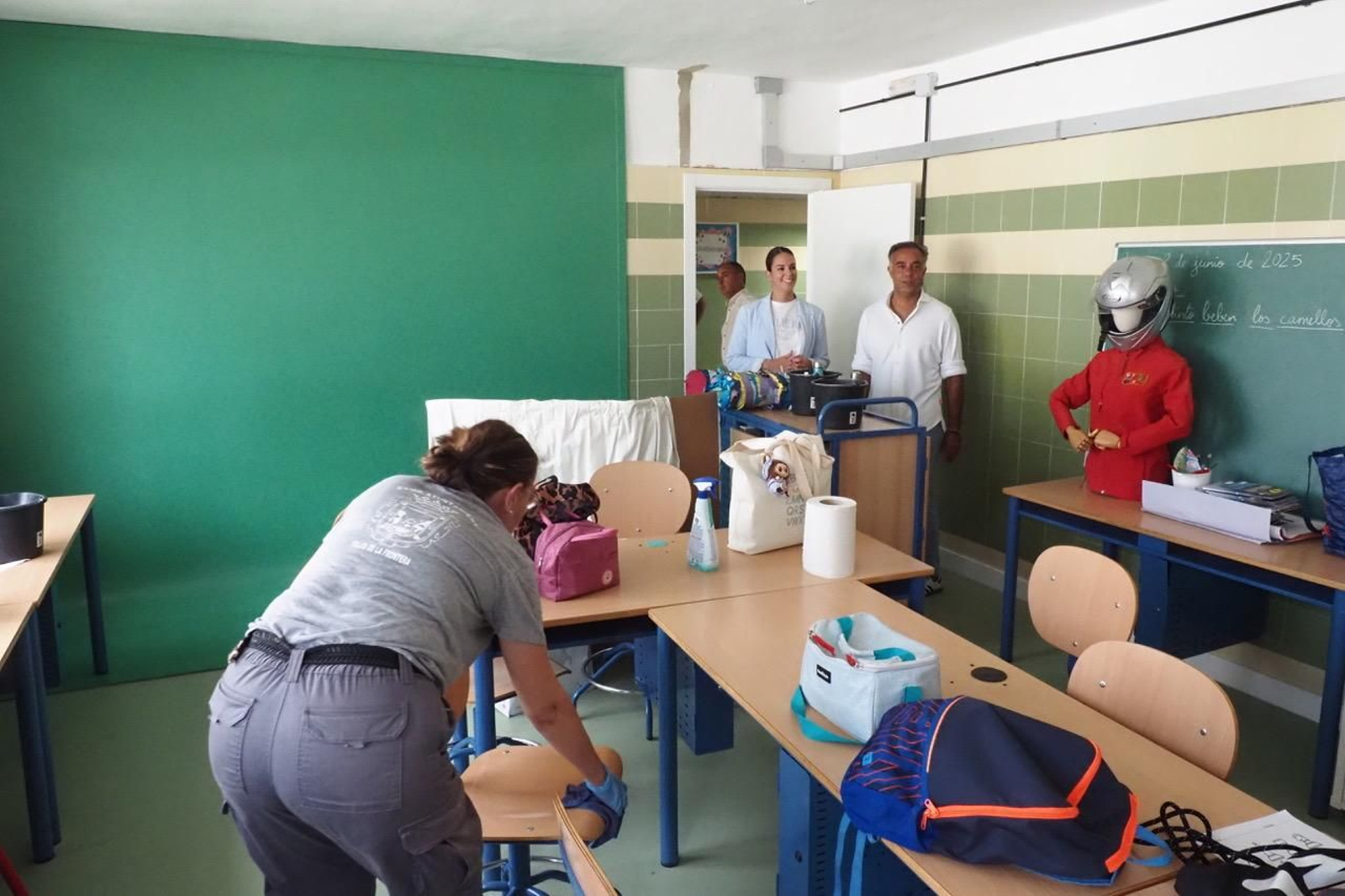 La alcaldesa de Palos, Milagros Romero, comprueba la puesta a punto de los centros educativos.