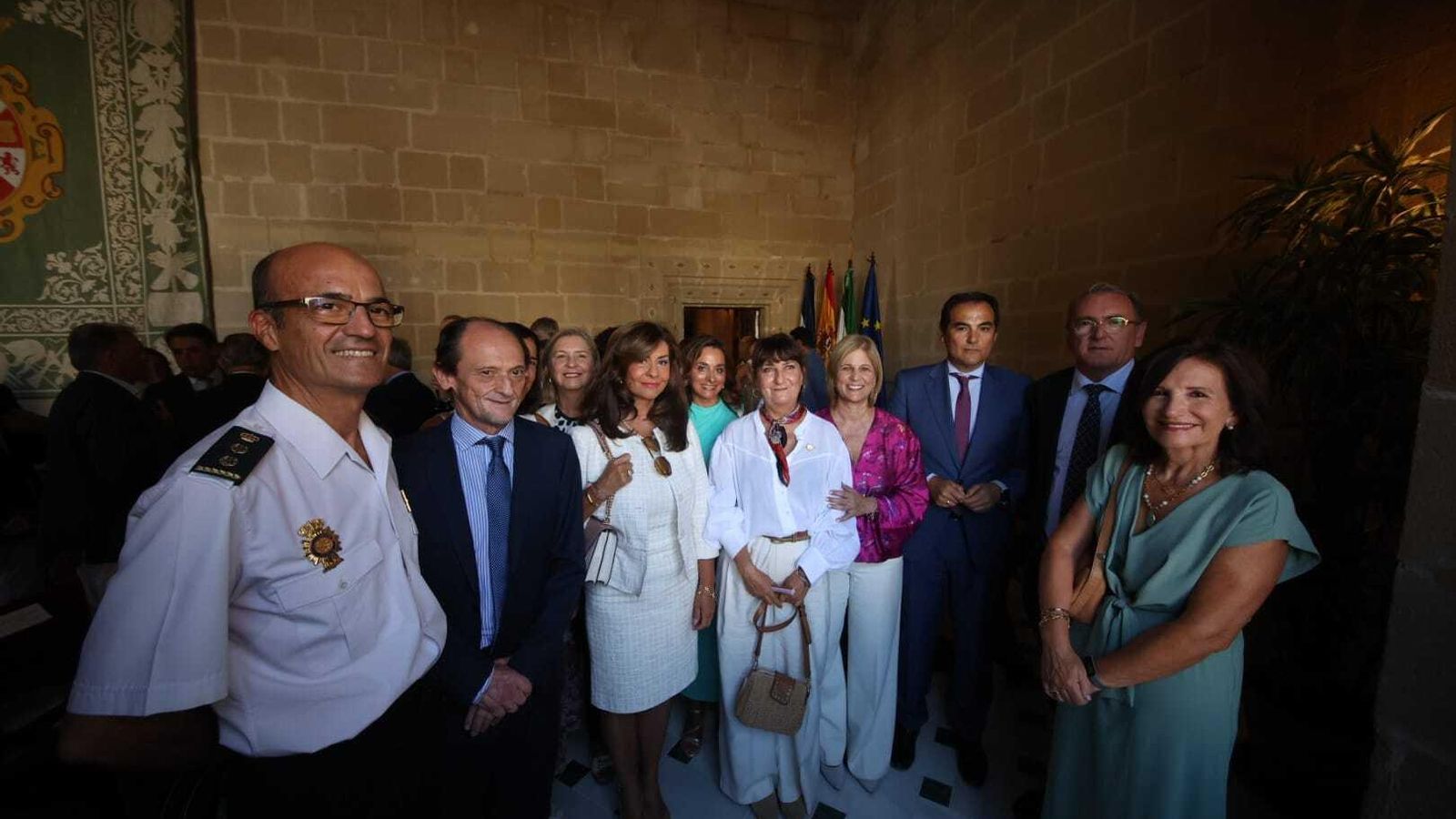 El consejero y la alcaldesa con representantes del colectivo judicial y policial de la ciudad. El consejero y la alcaldesa con representantes del colectivo judicial y policial de la ciudad.