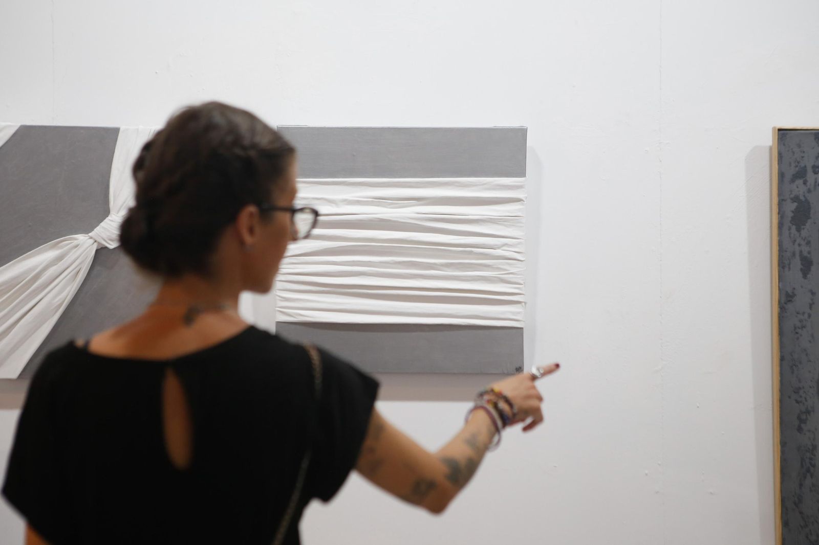 Las fotos de la exposición El mundo de Ara de Feli Muñoz en la sala Cajasur de Algeciras