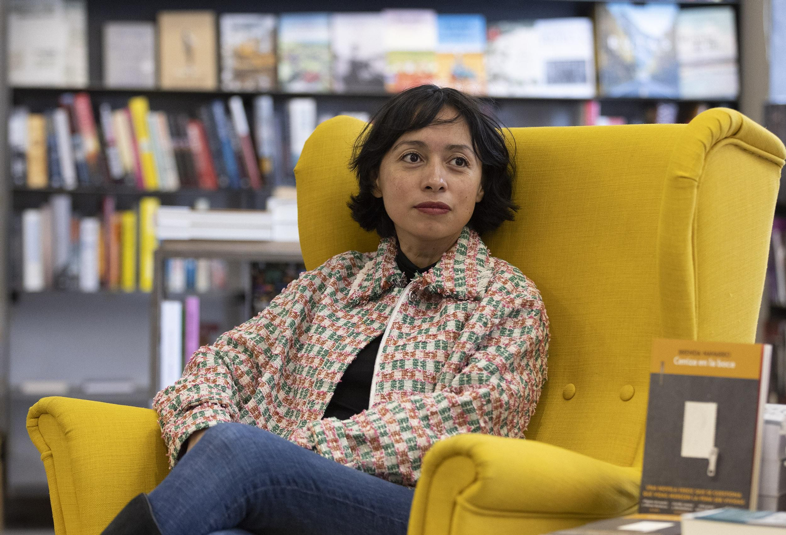 Brenda Navarro, fotografiada en la librería Caótica de Sevilla.