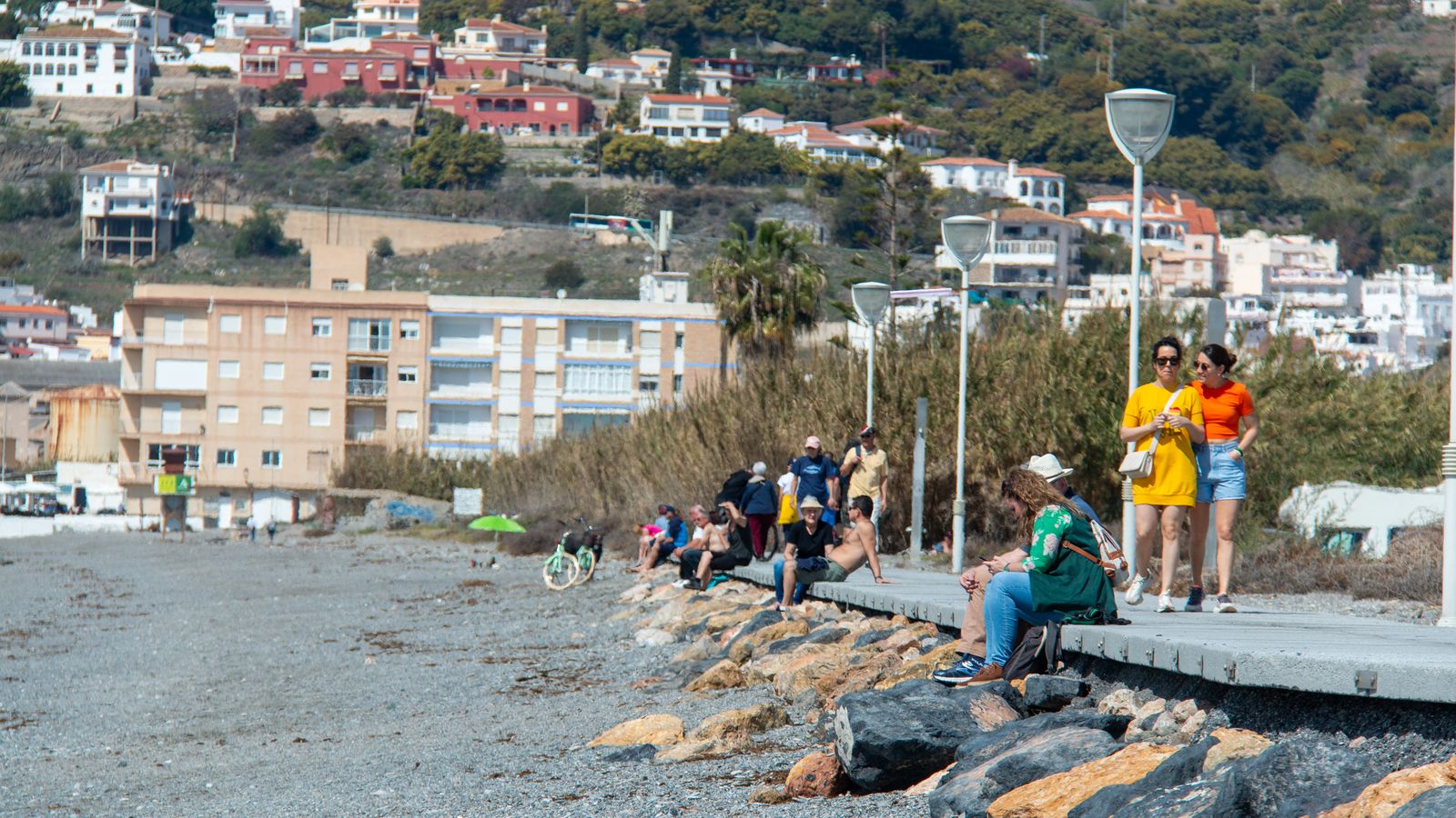 Muchas personas han aprovechado el aumento de las temperaturas para tomar el sol y pasear