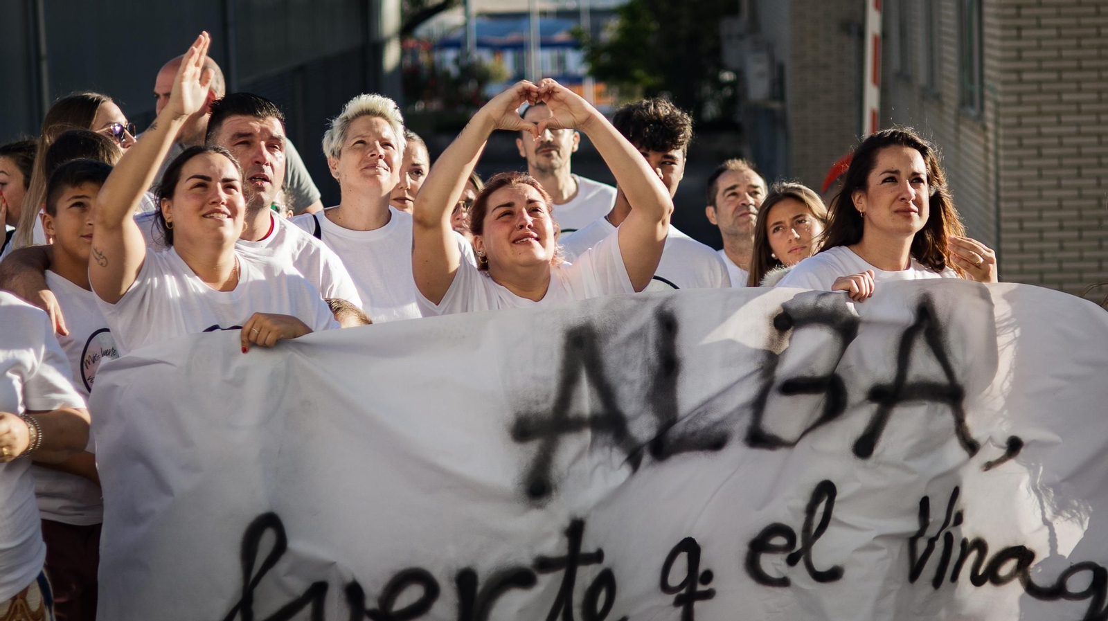Familia y amigos de Alba Barrera la sorprenden a los pies de su habitación en el Hospital de Jerez