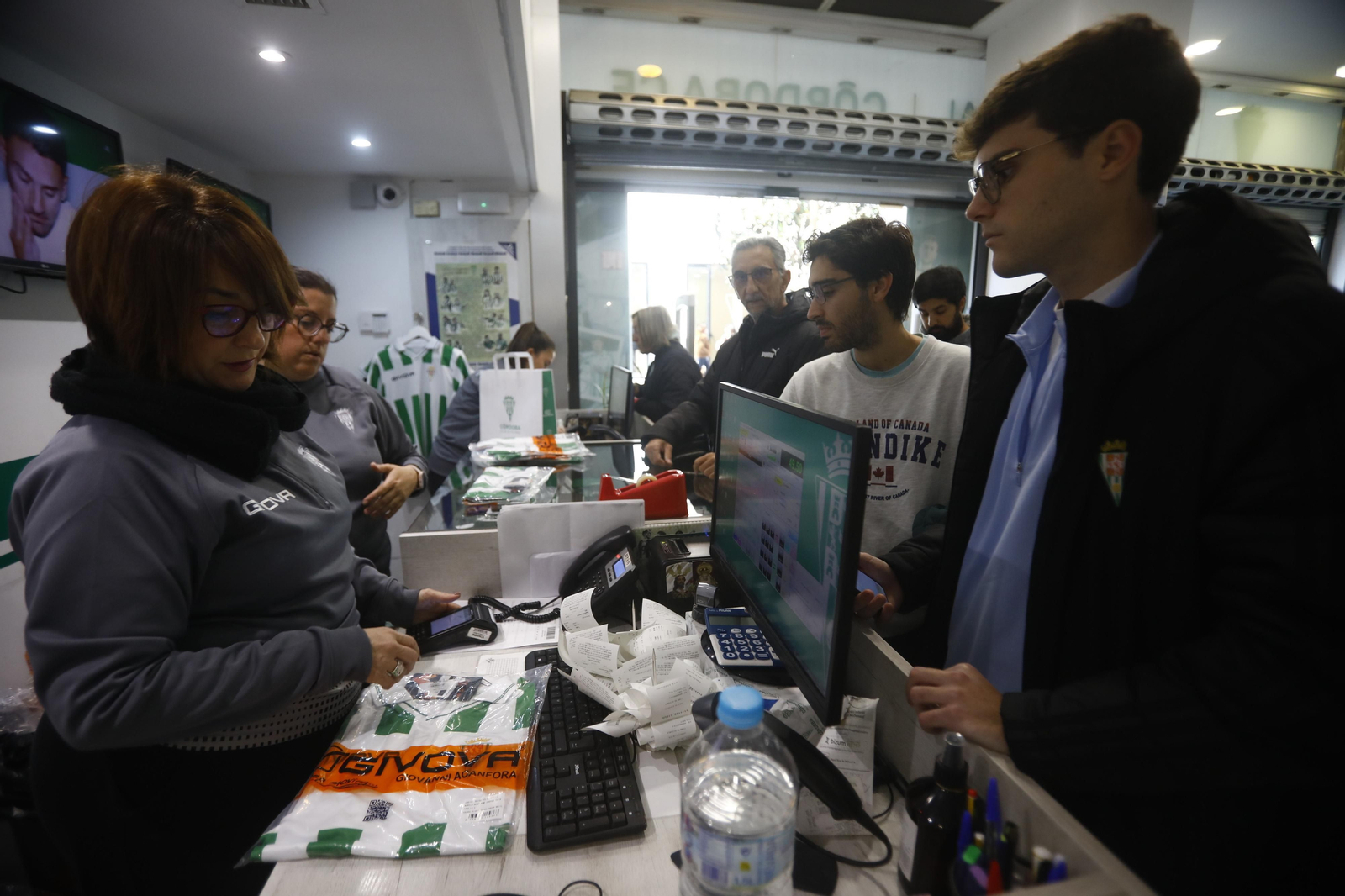 La venta de las equipaciones del Córdoba CF de esta temporada, en imágenes