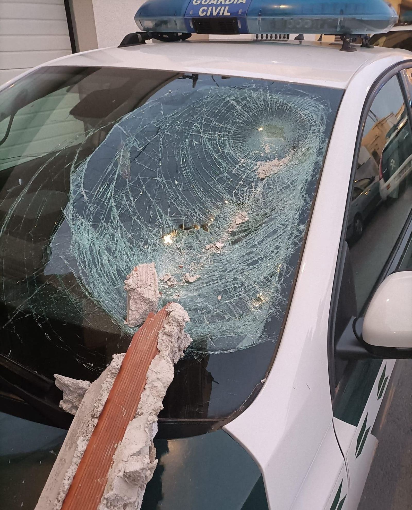 Así quedó un coche de la Guardia Civil durante una intervención en Roquetas