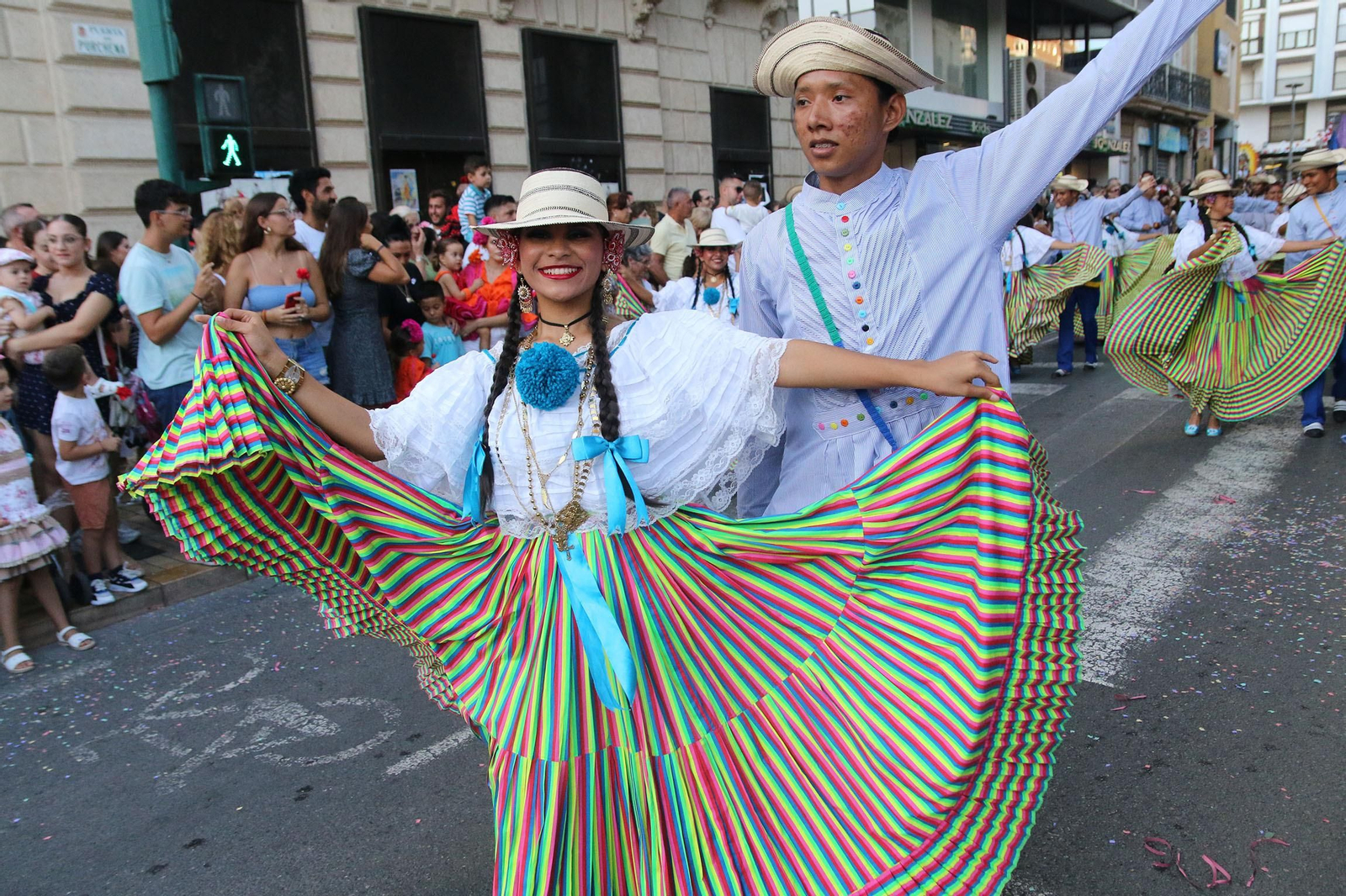 Las imágenes de la batalla de flores en la Feria de Almería 2023