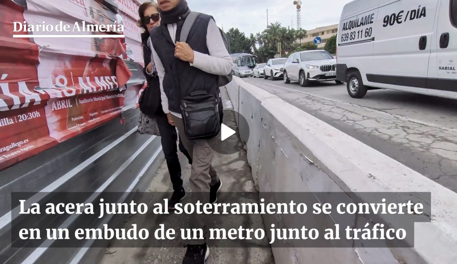 El estrechamiento se mantiene desde hace semanas y obliga a peatones, bicicletas y patinetes a coordinar cada cruce en un tramo muy transitado.