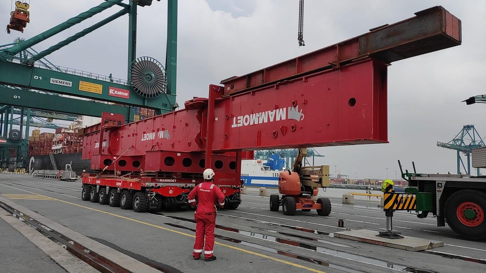 Proceso de embarque de las tres grúas en el puerto belga de Amberes.