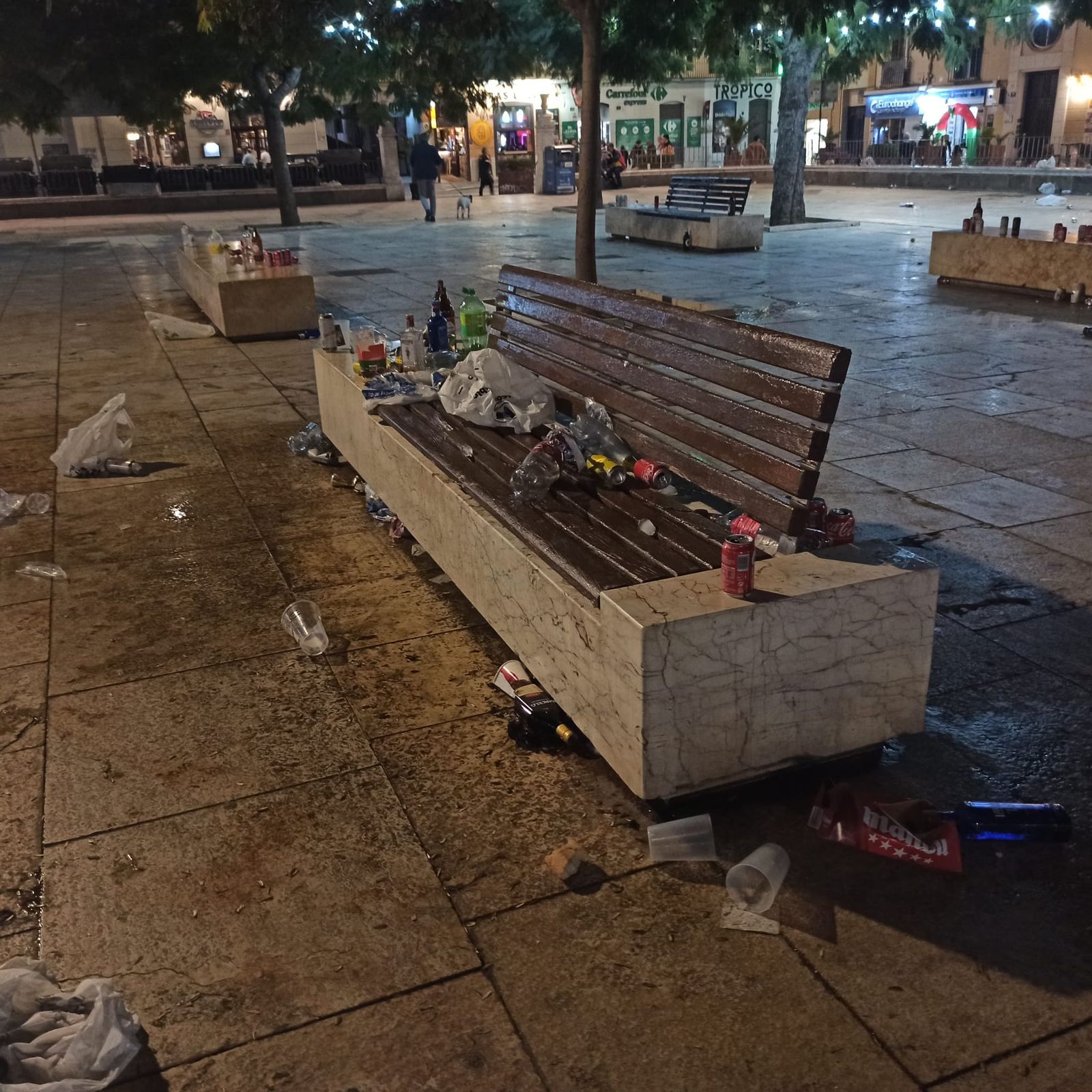 La plaza de la Merced de Málaga, con Picasso, llena de basura tras el paso de los ultras del Atlético