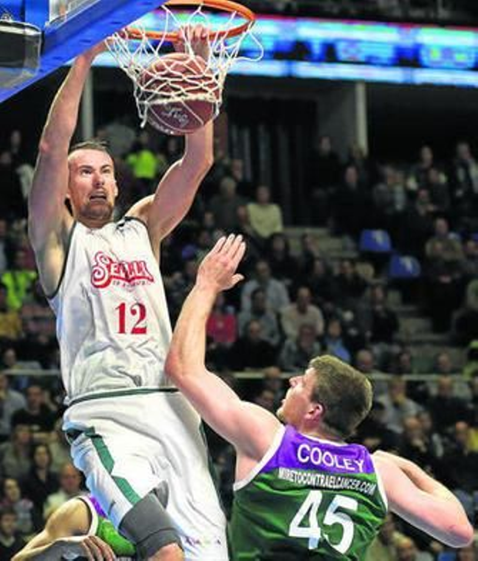 Balvin hace un mate en presencia de Cooley.