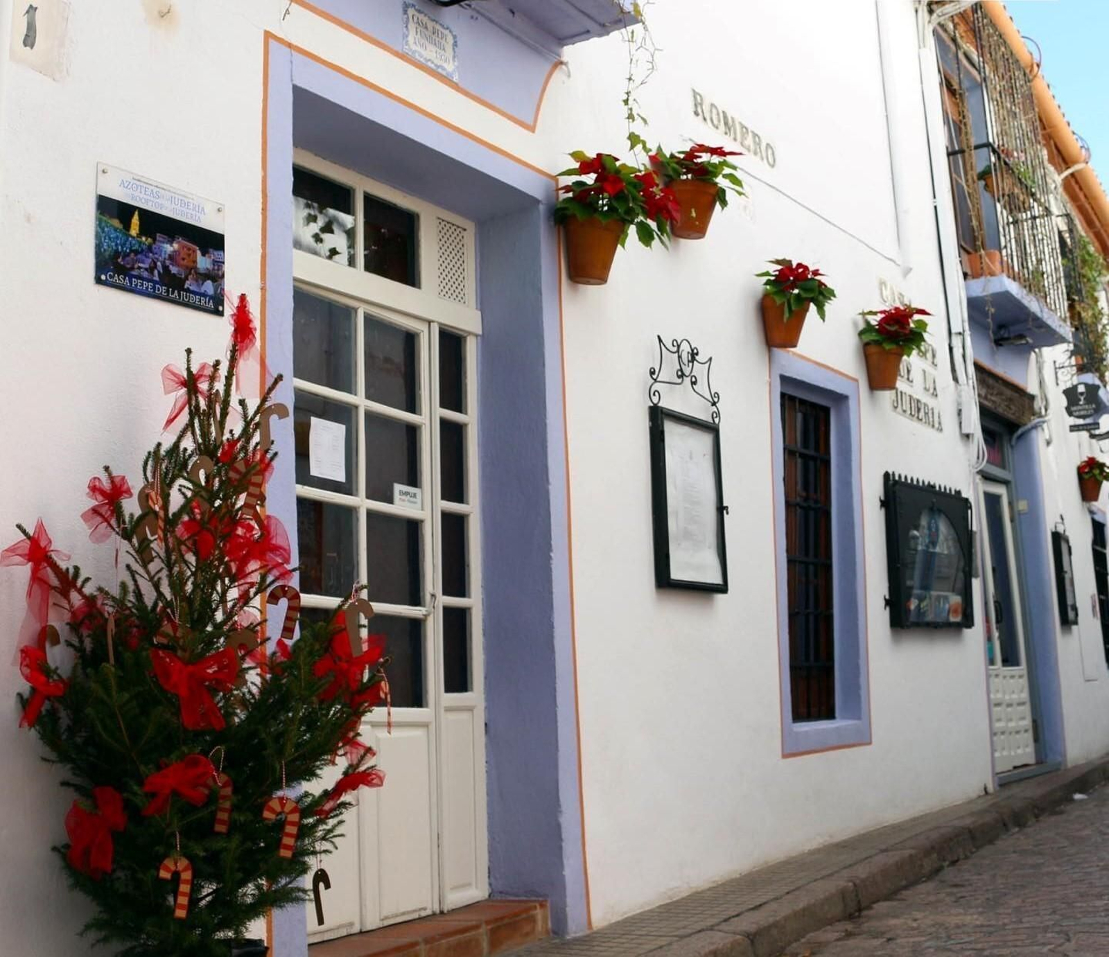 La barra de Casa Pepe de la Judería es de las más concurridas de la ciudad